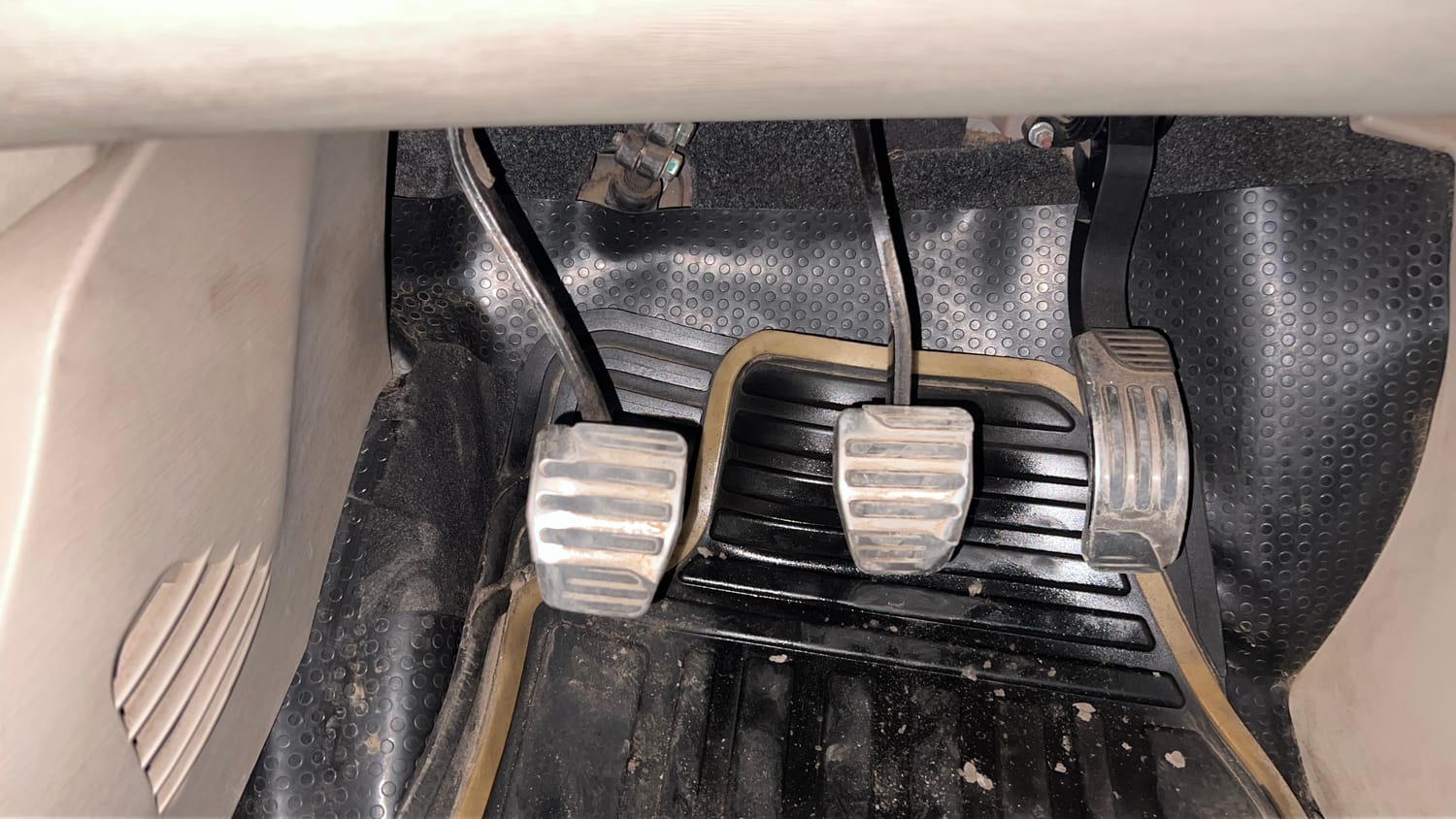 Used 2015 Mahindra XUV500 W10 Diesel Manual interior PEDALS VIEW