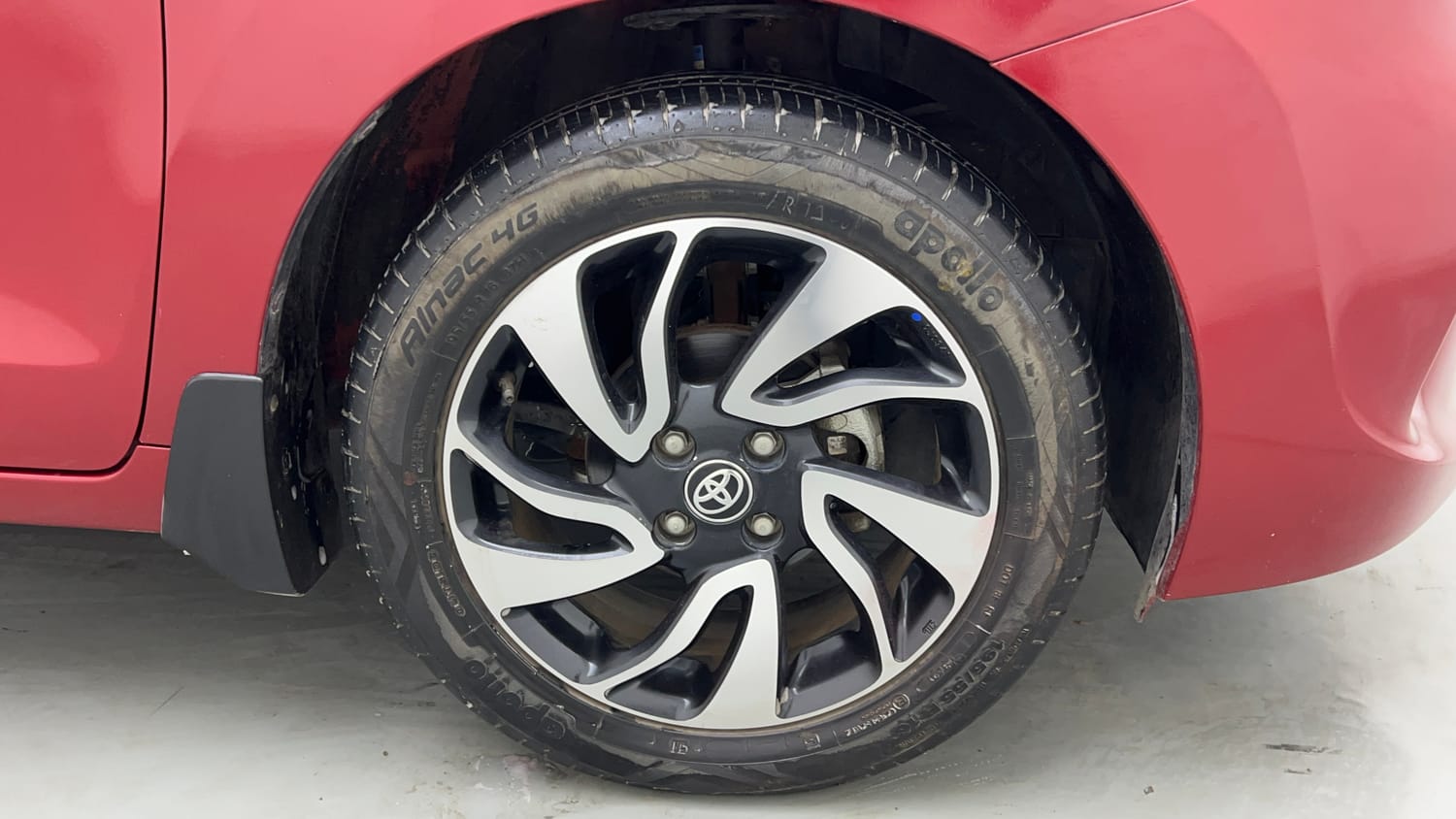 Used 2021 Toyota Glanza G CVT Petrol Automatic tyres RIGHT FRONT TYRE RIM VIEW