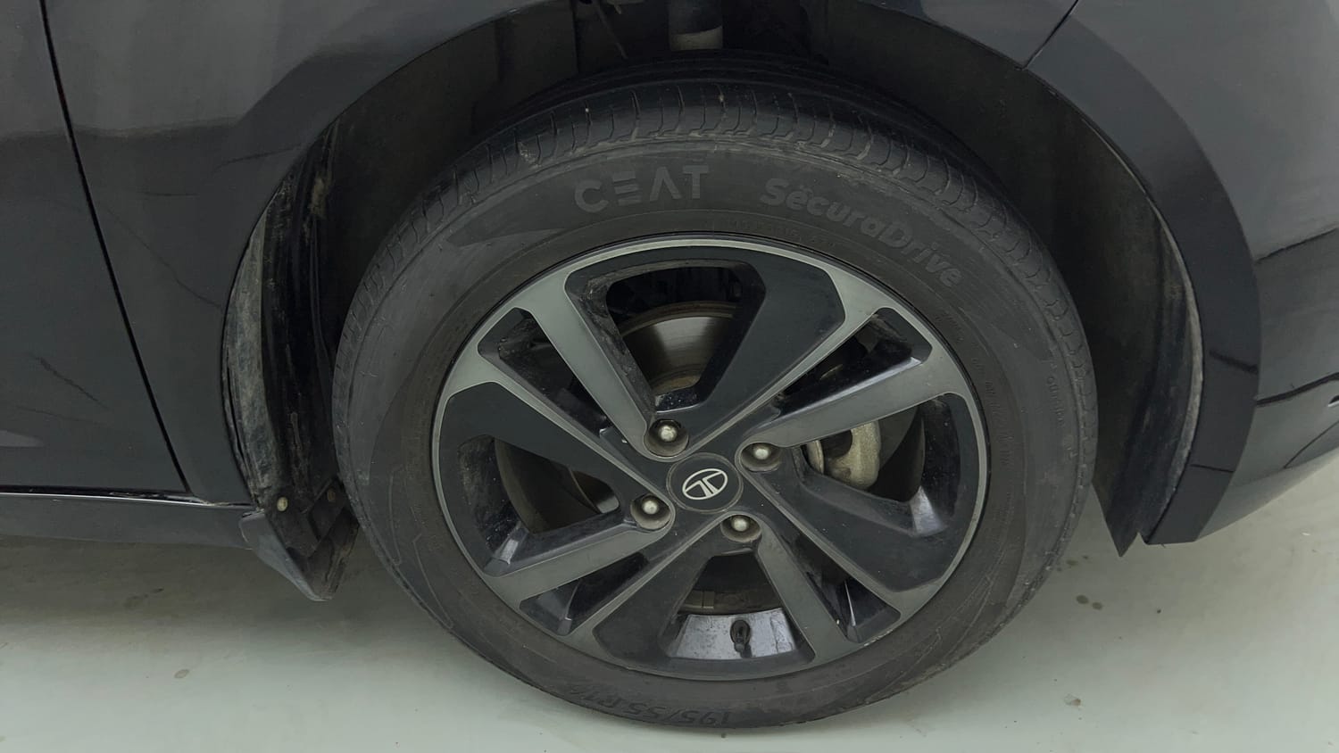 Used 2024 Tata Altroz XZ Plus (S) Dark Edition Diesel Diesel Manual tyres RIGHT FRONT TYRE RIM VIEW