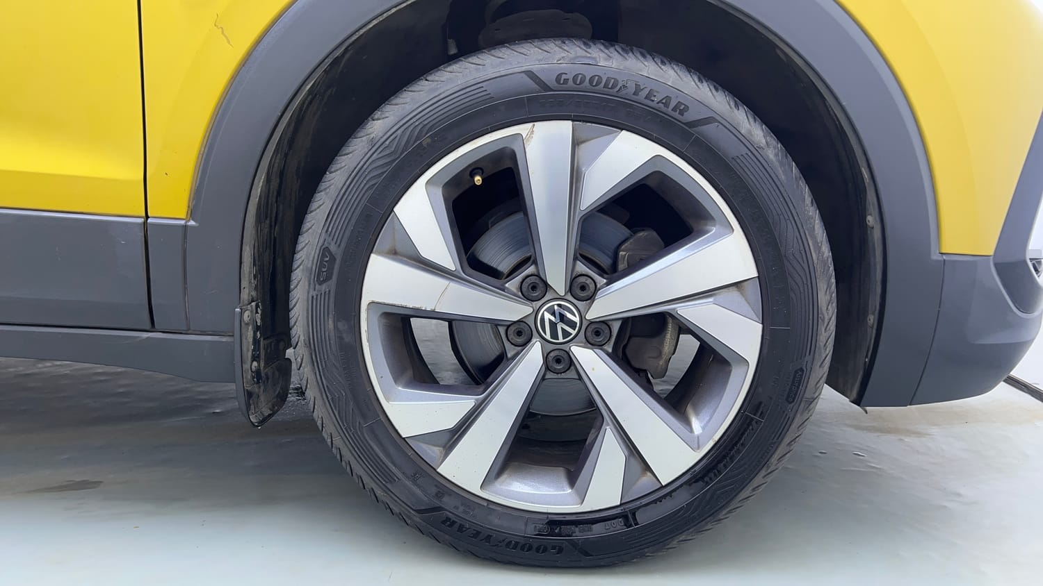 Used 2022 Volkswagen Taigun Topline 1.0 TSI MT Petrol Manual tyres RIGHT FRONT TYRE RIM VIEW