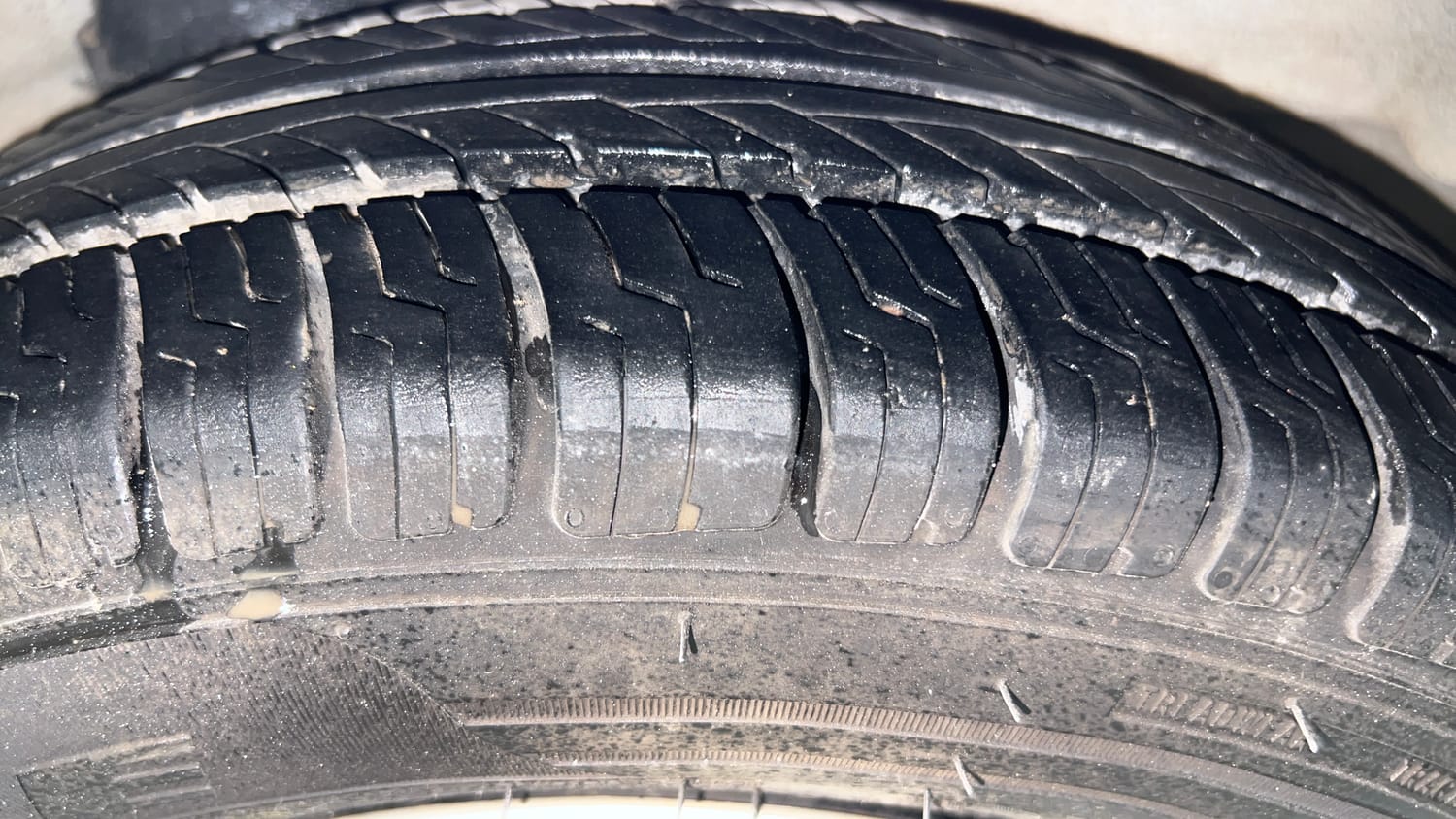Used 2015 Hyundai i10 Sportz 1.1 iRDE2 Petrol Manual tyres LEFT REAR TYRE TREAD VIEW