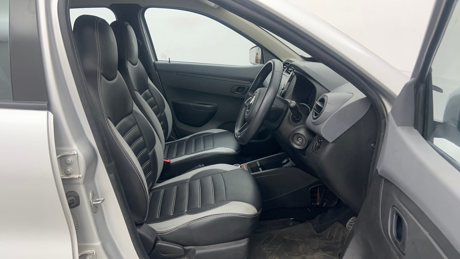 Used 2022 Renault Kwid RXT 1.0 AMT (O) Petrol Automatic interior RIGHT SIDE FRONT DOOR CABIN VIEW