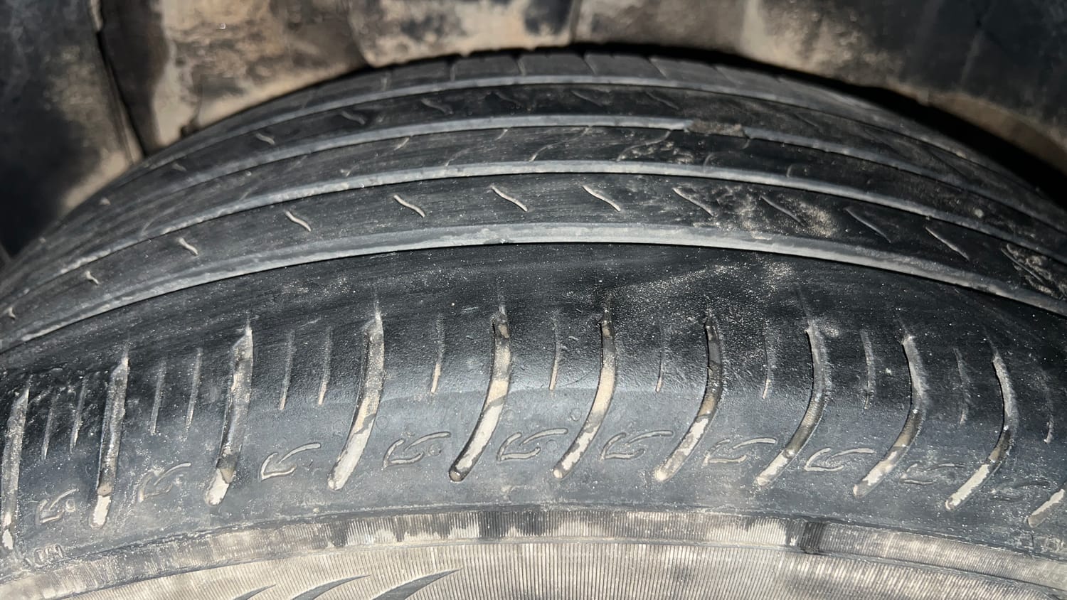 Used 2022 Mahindra XUV 300 W8 (O) 1.5 Diesel Diesel Manual tyres LEFT REAR TYRE TREAD VIEW