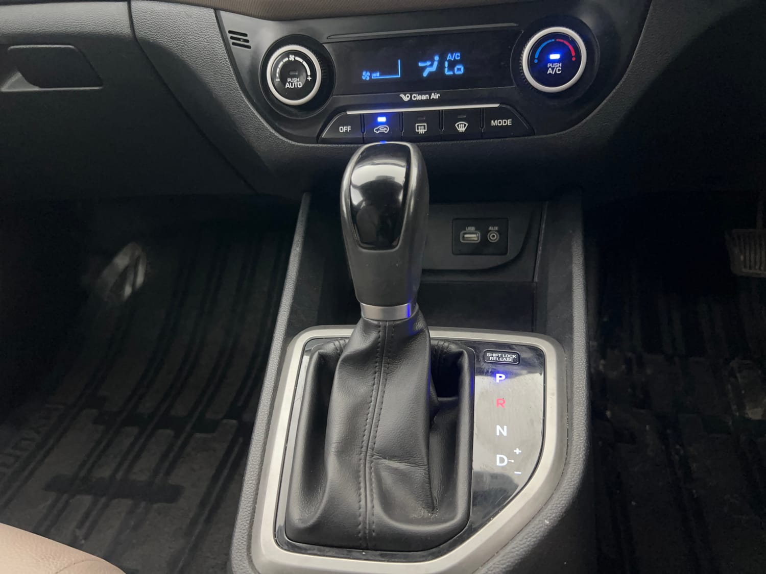 Used 2017 Hyundai Creta 1.6 SX Plus AT Petrol Petrol Automatic interior GEAR  KNOB VIEW