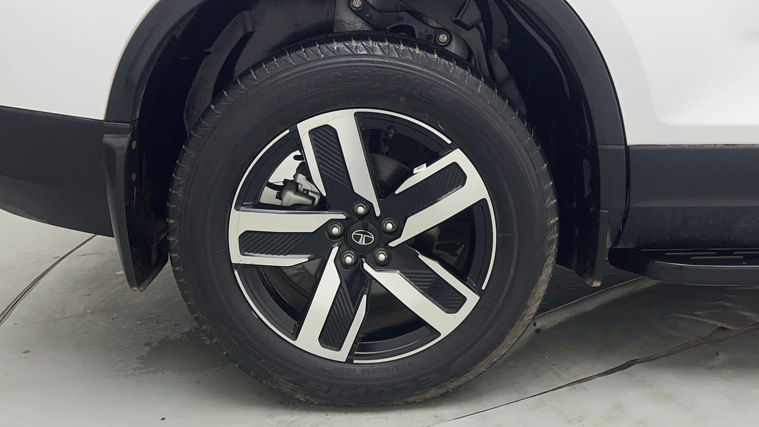 Used 2026 Tata Safari Accomplished X Automatic Petrol Automatic tyres RIGHT REAR TYRE RIM VIEW