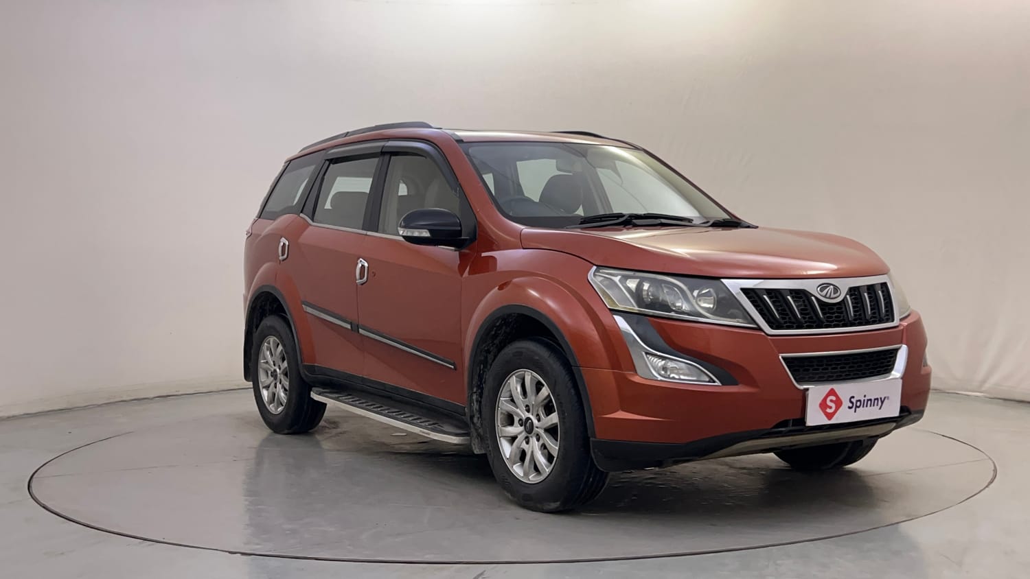 Used 2015 Mahindra XUV500 W10 Diesel Manual exterior RIGHT FRONT CORNER VIEW