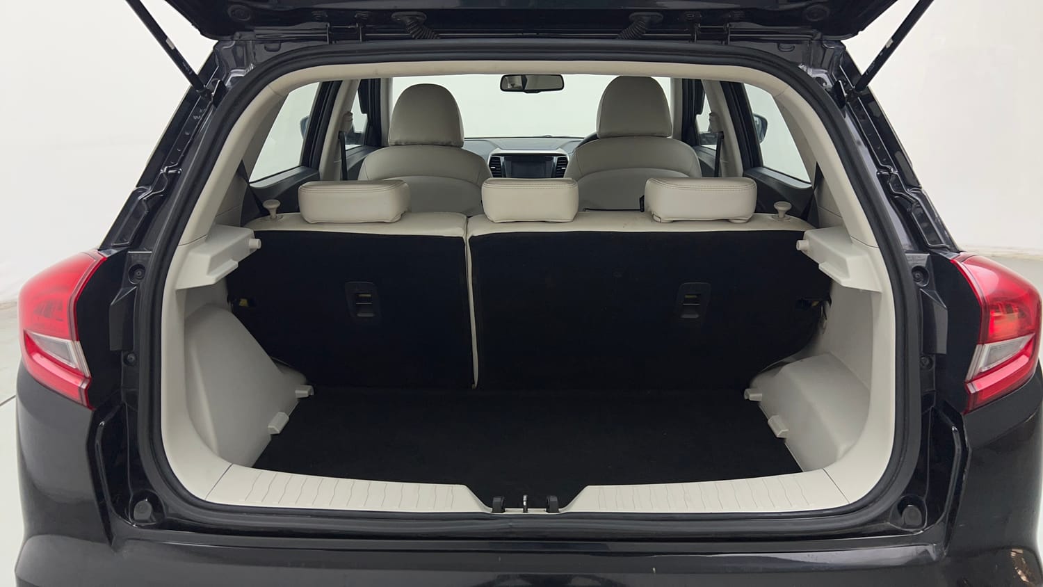 Used 2022 Mahindra XUV 300 W8 (O) 1.5 Diesel Diesel Manual interior DICKY INSIDE VIEW