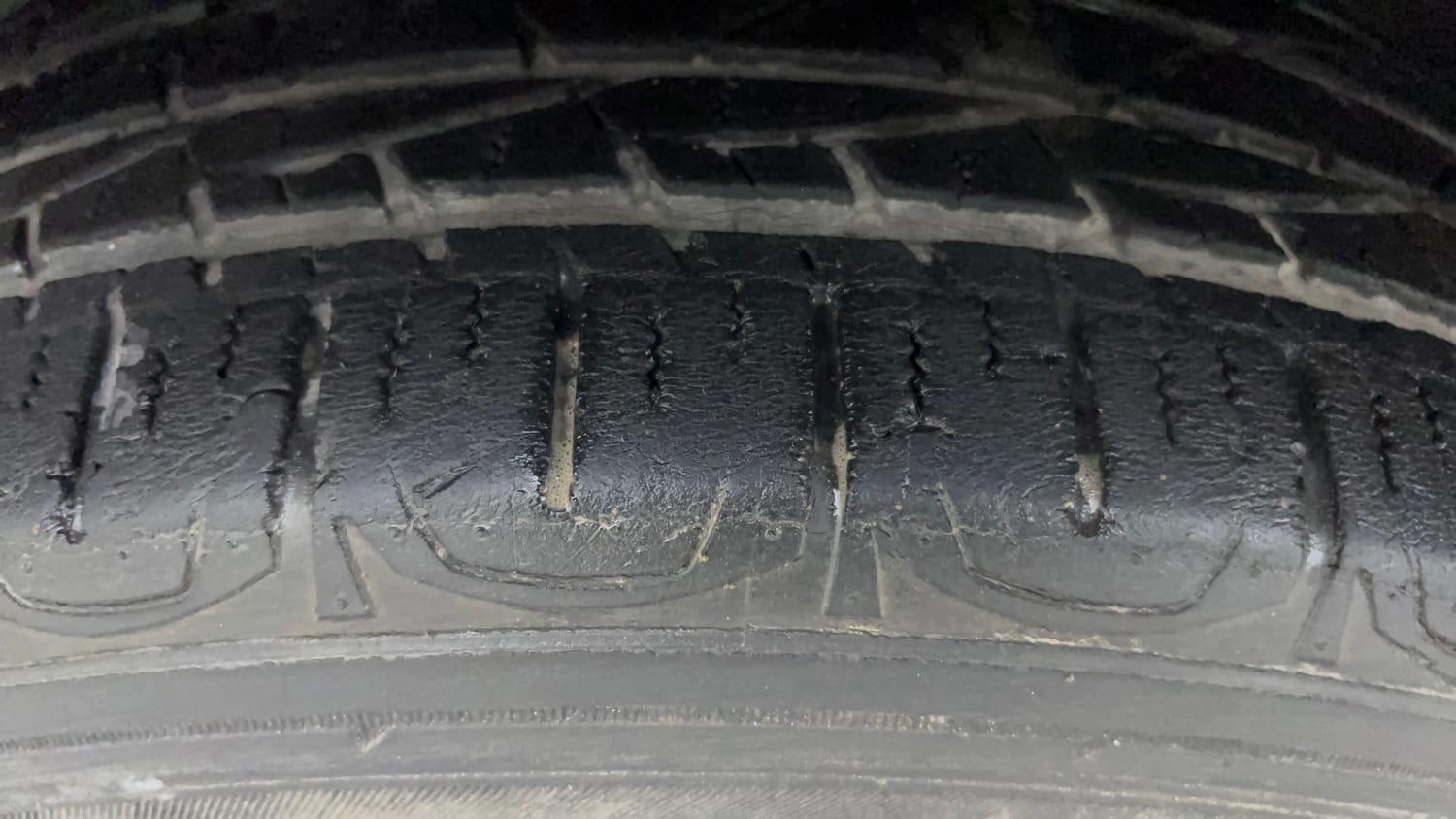 Used 2018 Jeep Compass Limited 1.4 Petrol AT Petrol Automatic tyres LEFT FRONT TYRE TREAD VIEW