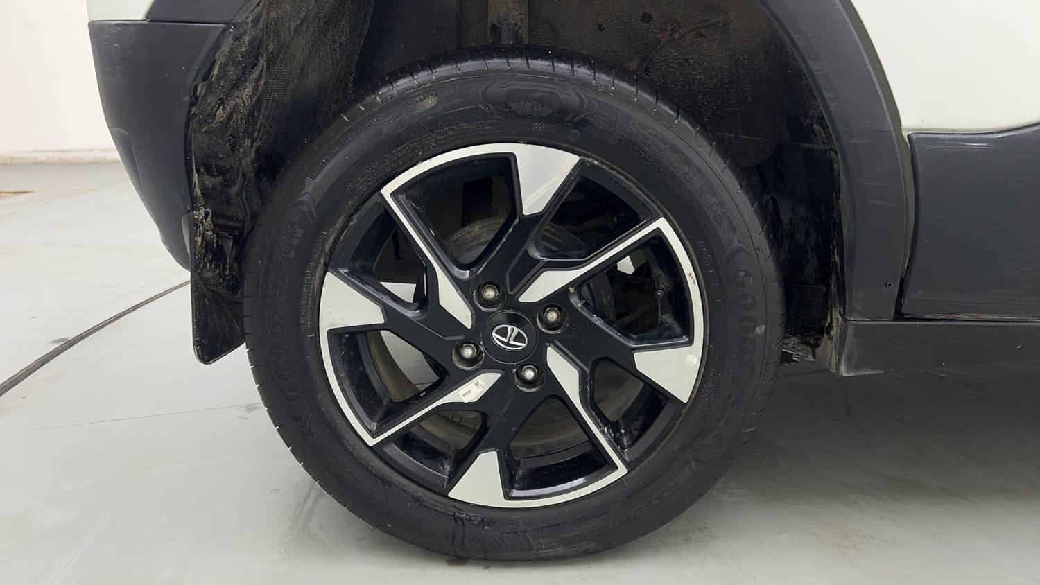 Used 2023 Tata Punch Accomplished Dazzle Sunroof CNG Cng Manual tyres RIGHT REAR TYRE RIM VIEW