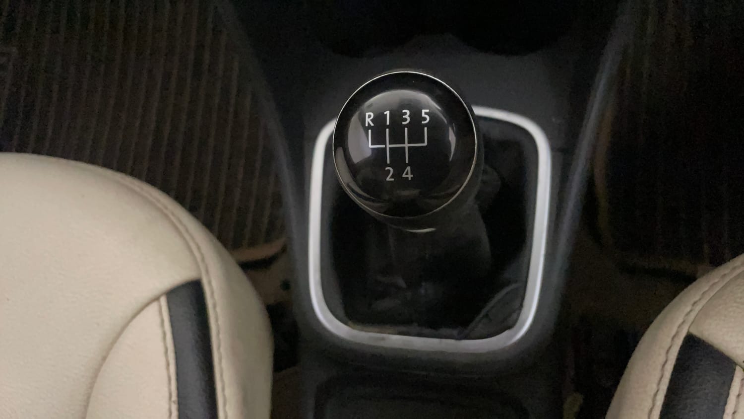 Used 2015 Volkswagen Polo Highline1.2L (P) Petrol Manual interior GEAR  KNOB VIEW