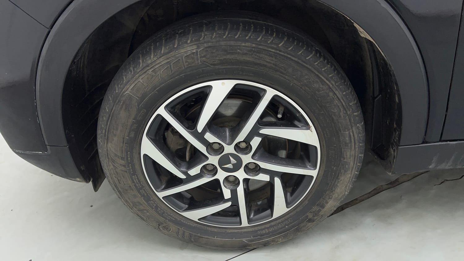 Used 2022 Mahindra XUV 300 W8 (O) 1.5 Diesel Diesel Manual tyres LEFT FRONT TYRE RIM VIEW