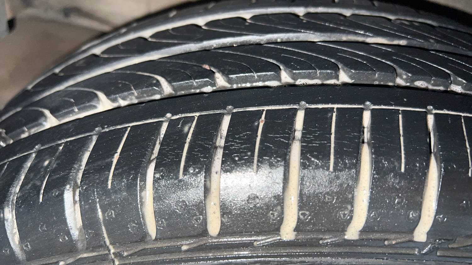 Used 2015 Honda City V Petrol Manual tyres RIGHT REAR TYRE TREAD VIEW