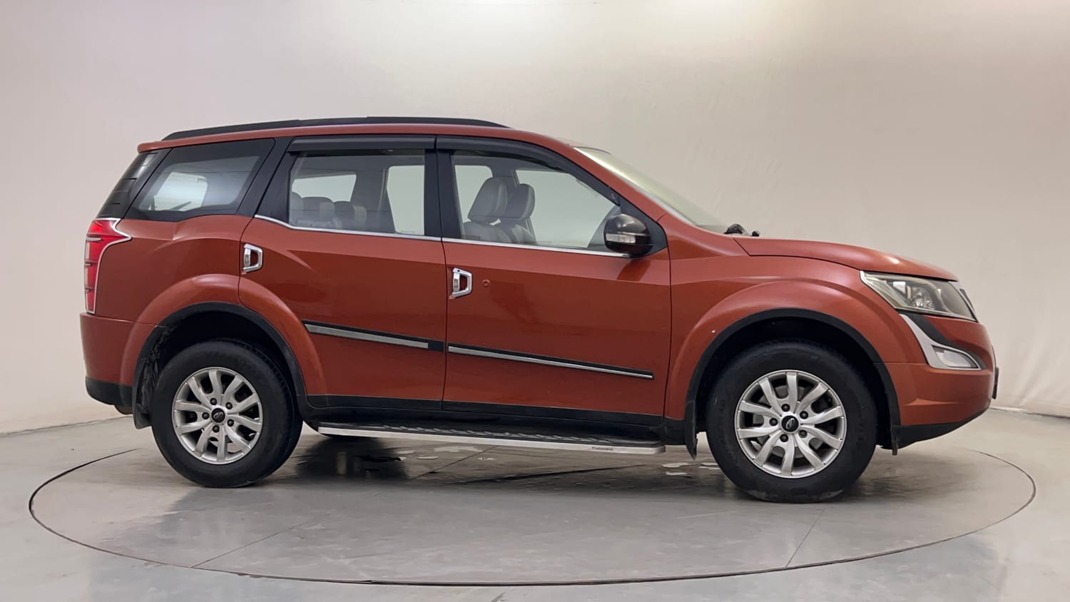 Used 2015 Mahindra XUV500 W10 Diesel Manual exterior RIGHT SIDE VIEW