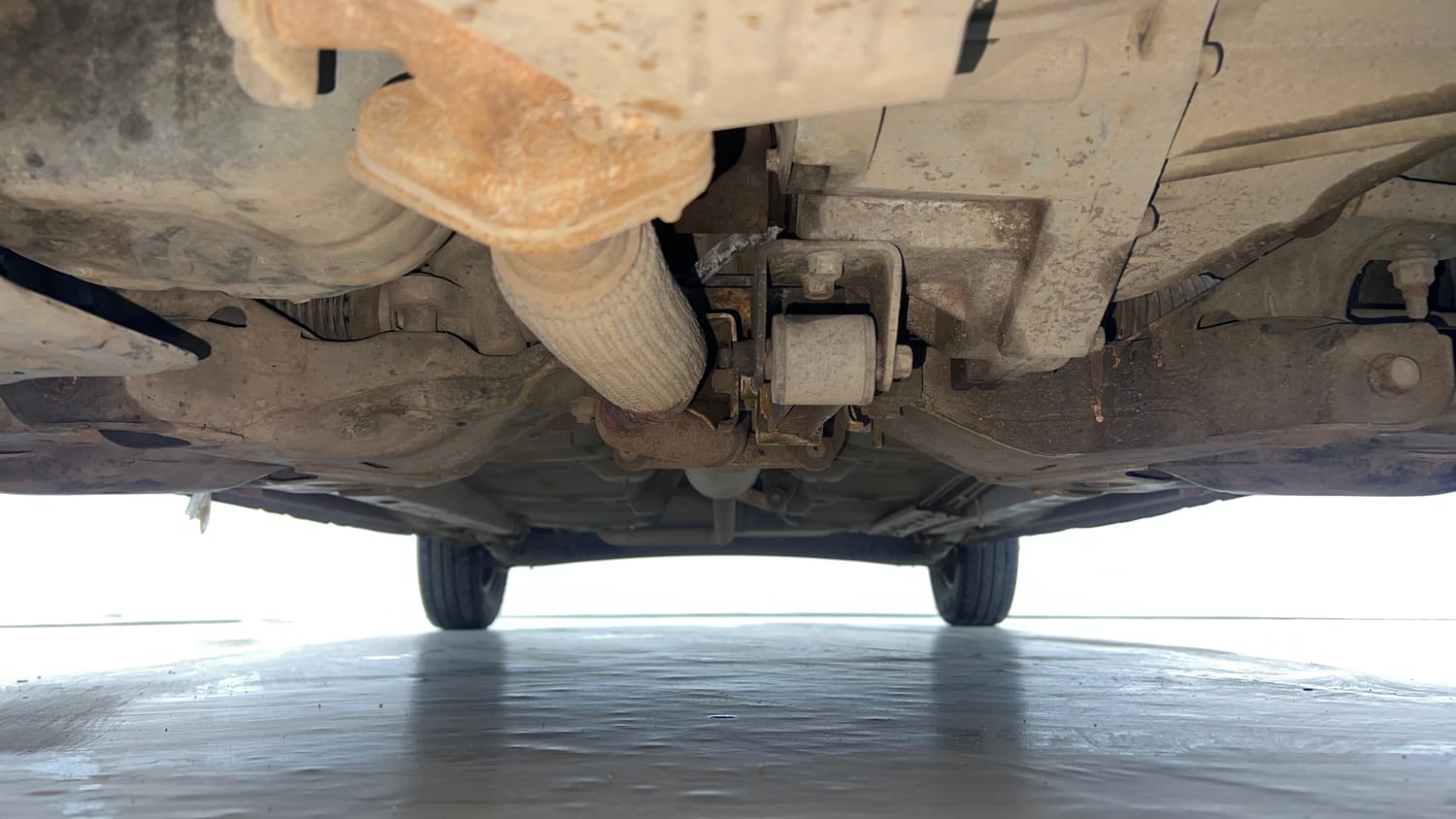 Used 2014 Hyundai i10 Sportz 1.1 iRDE2 Petrol Manual extra FRONT LEFT UNDERBODY VIEW