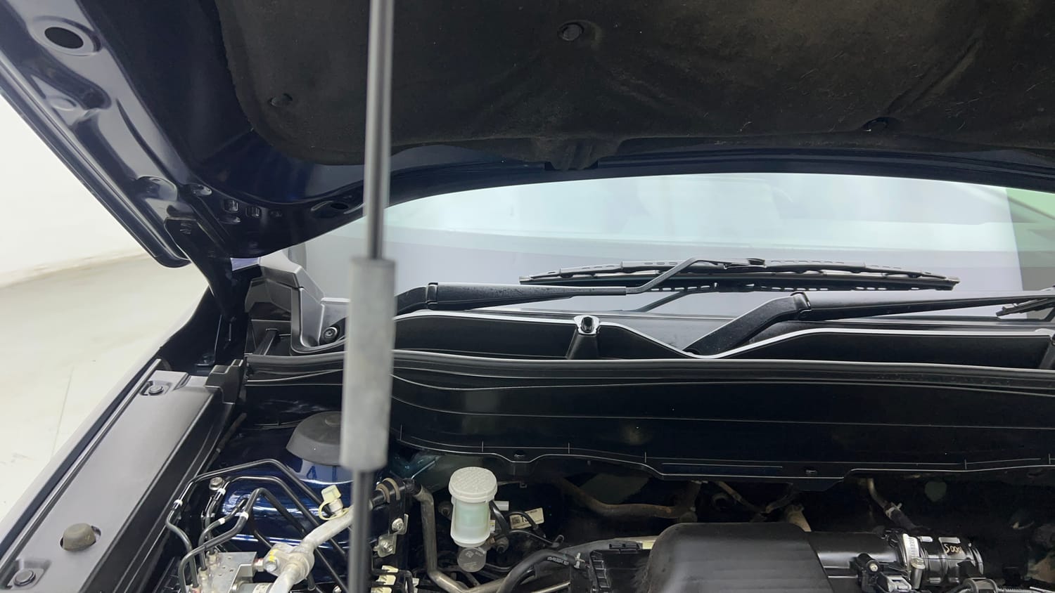 Used 2023 Maruti Suzuki Grand Vitara Zeta Smart Hybrid AT Petrol Automatic engine ENGINE RIGHT SIDE HINGE & APRON VIEW