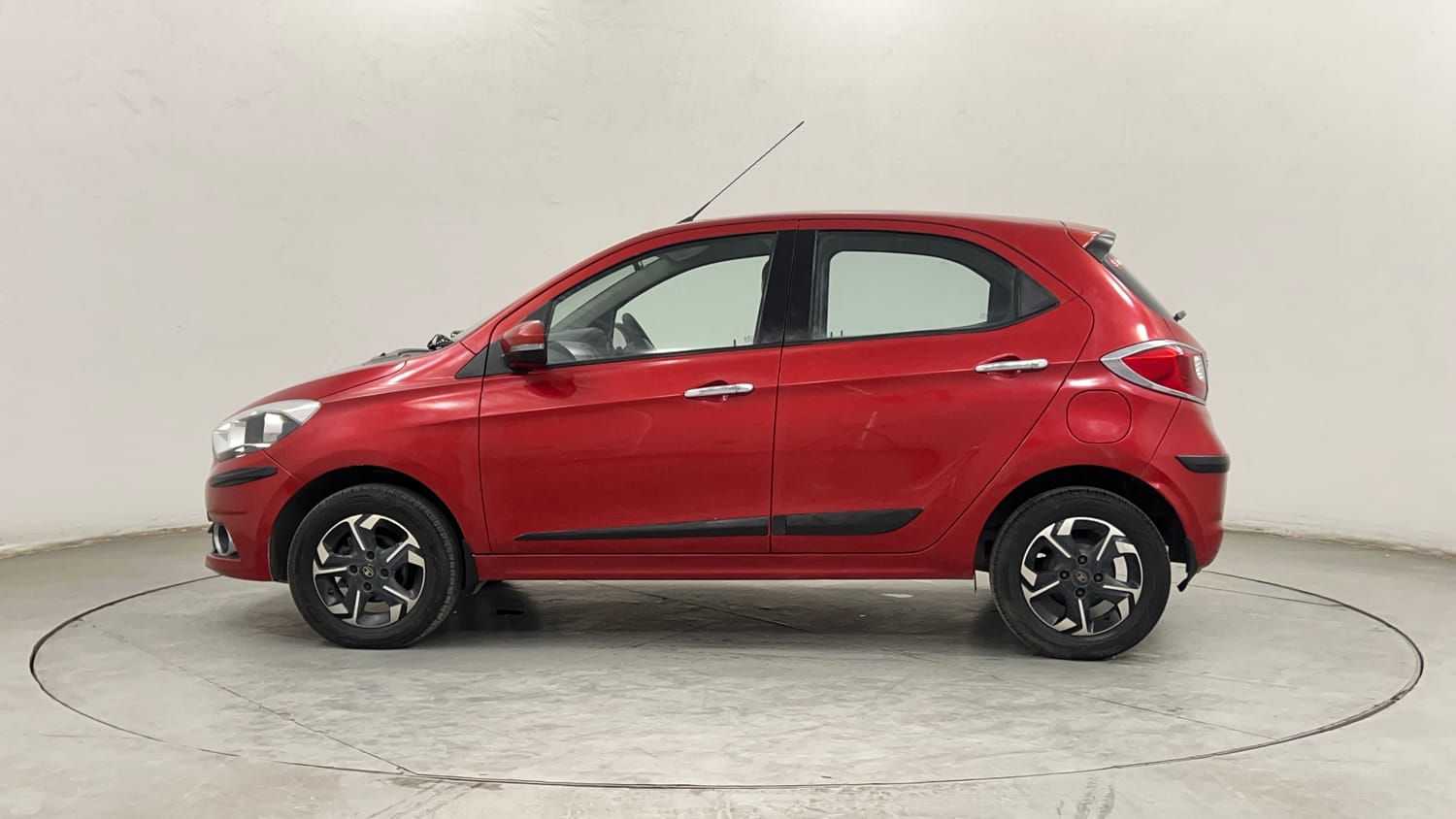 Used 2017 Tata Tiago Revotron XE (O) Petrol Manual exterior LEFT SIDE VIEW