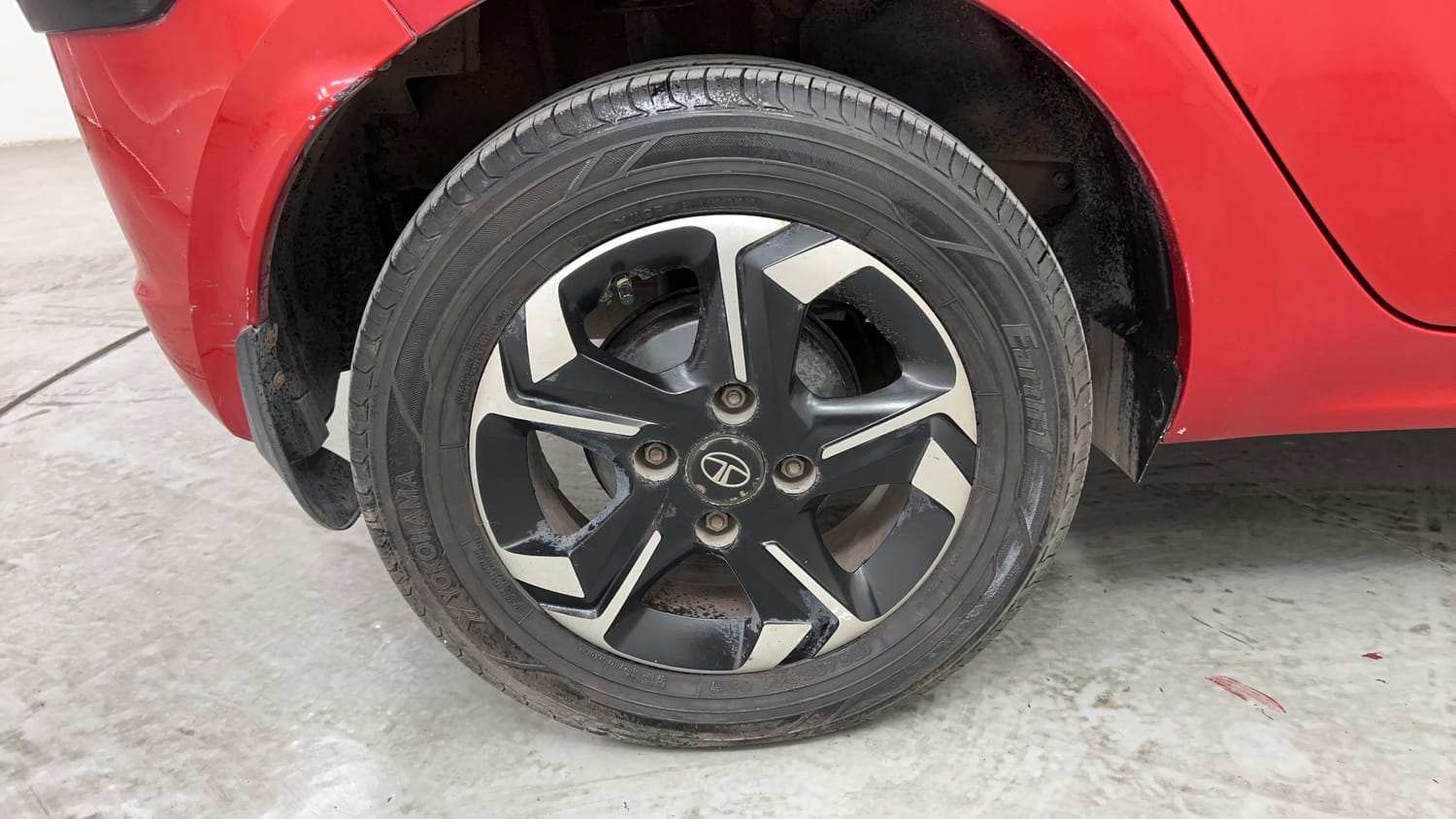 Used 2017 Tata Tiago Revotron XE (O) Petrol Manual tyres RIGHT REAR TYRE RIM VIEW