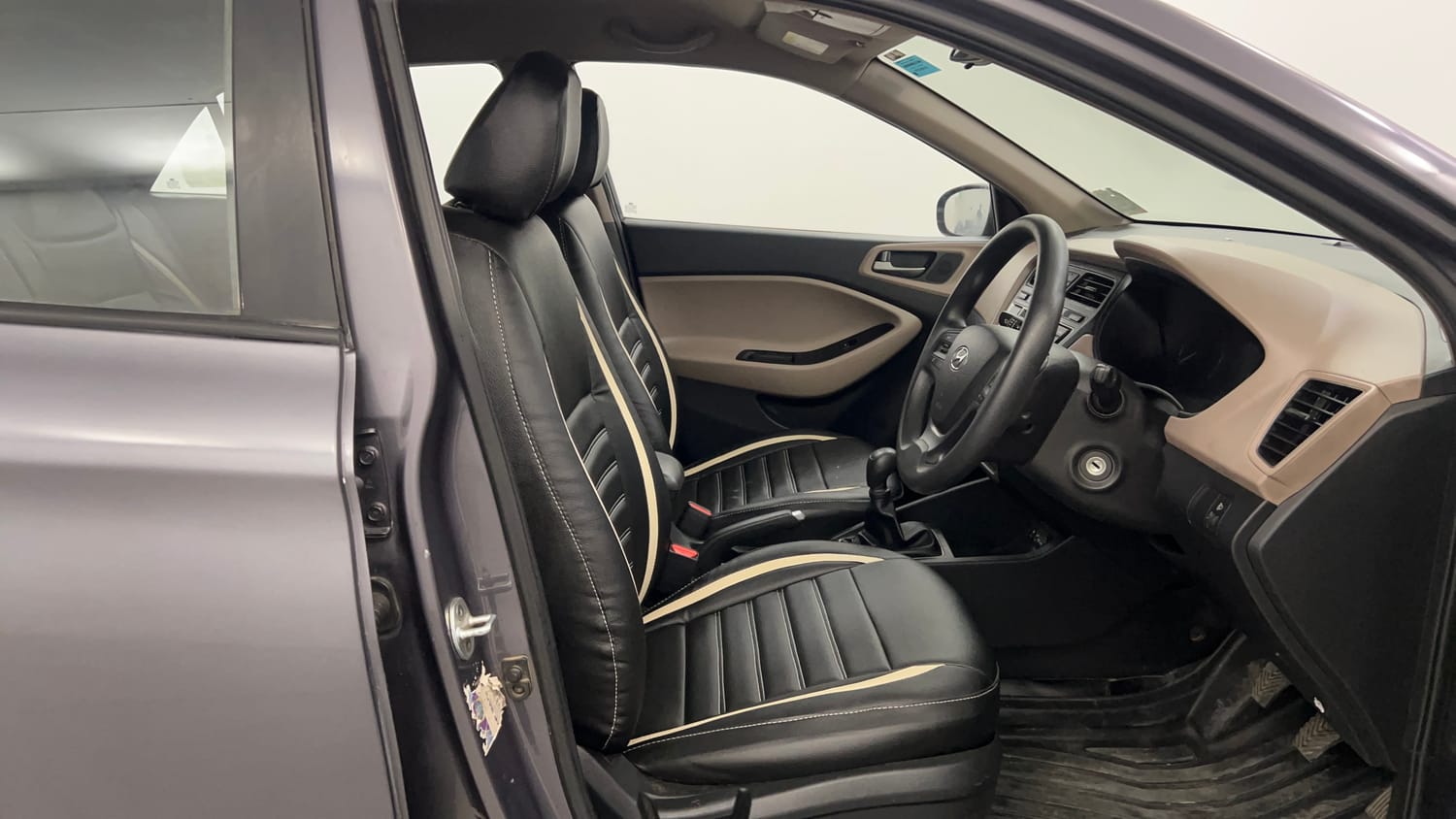 Used 2016 Hyundai Elite i20 Magna 1.2 Petrol Manual interior RIGHT SIDE FRONT DOOR CABIN VIEW