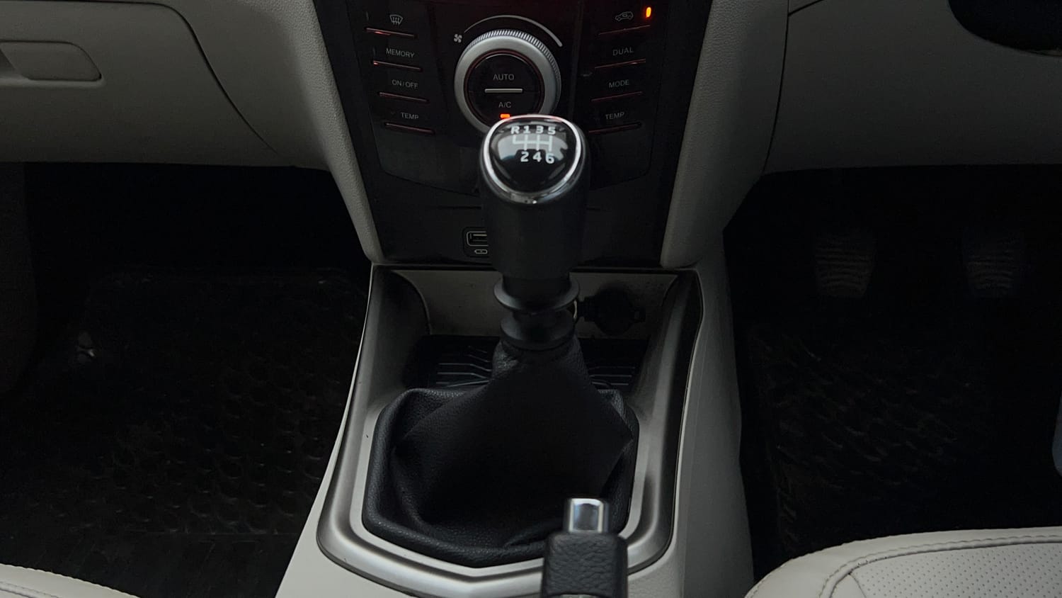 Used 2022 Mahindra XUV 300 W8 (O) 1.5 Diesel Diesel Manual interior GEAR  KNOB VIEW