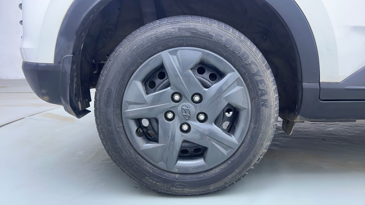 Used 2023 Hyundai Venue SX 1.2 Petrol Petrol Manual tyres RIGHT REAR TYRE RIM VIEW