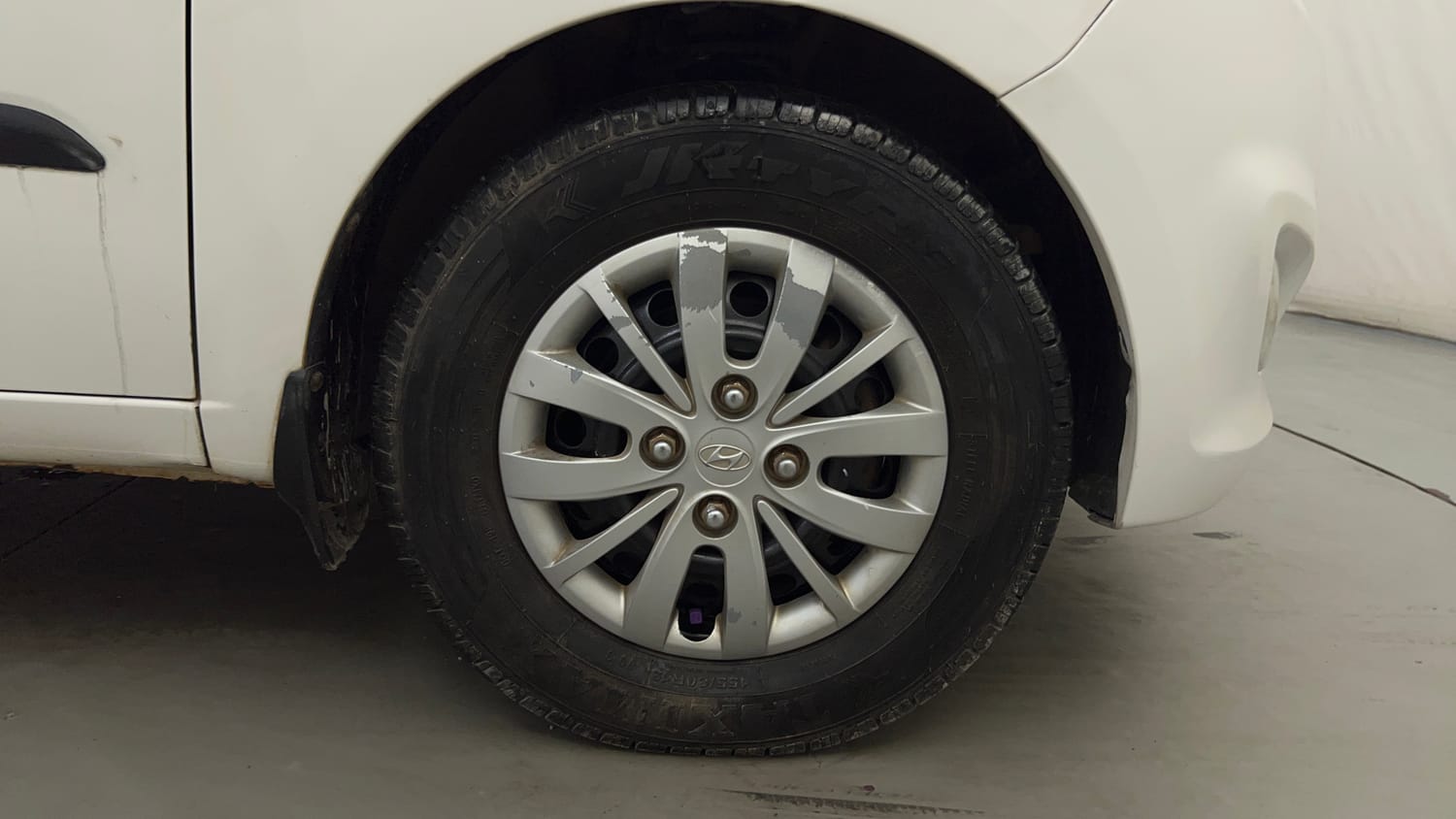 Used 2015 Hyundai i10 Sportz 1.1 iRDE2 Petrol Manual tyres RIGHT FRONT TYRE RIM VIEW