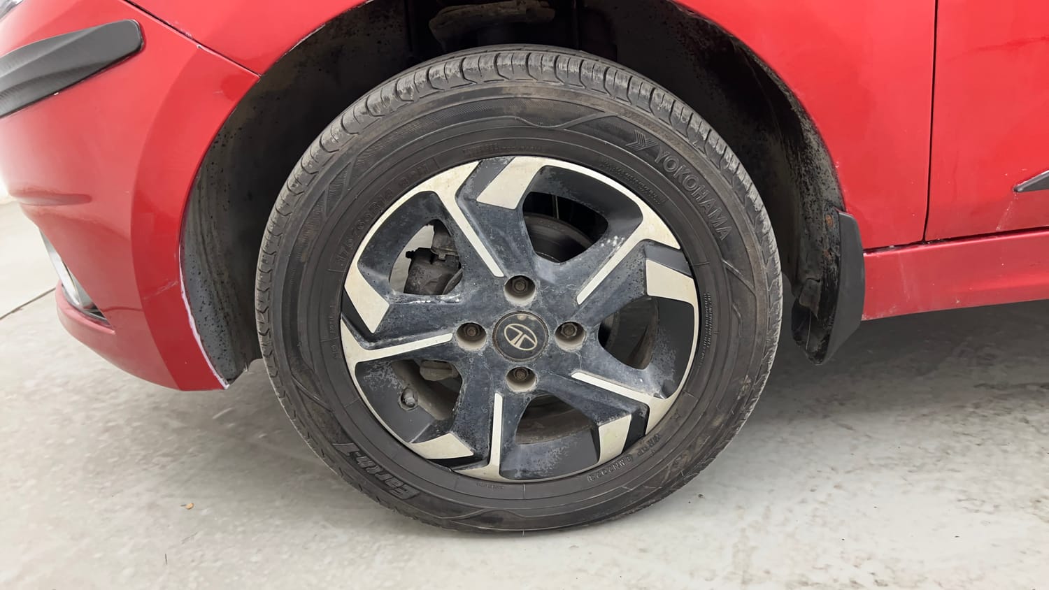 Used 2017 Tata Tiago Revotron XE (O) Petrol Manual tyres LEFT FRONT TYRE RIM VIEW