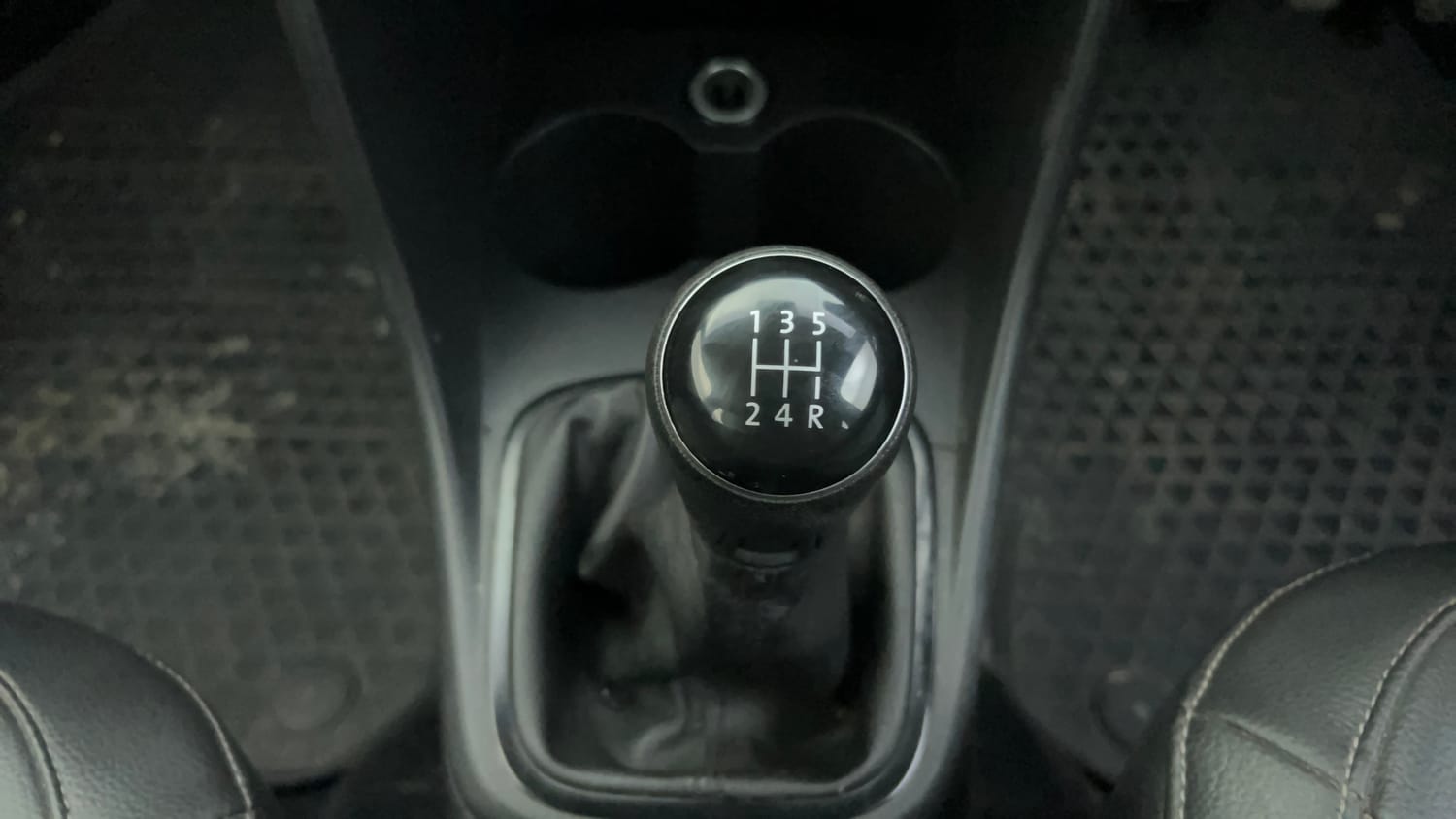 Used 2019 Volkswagen Ameo Comfortline 1.0L (P) Petrol Manual interior GEAR  KNOB VIEW