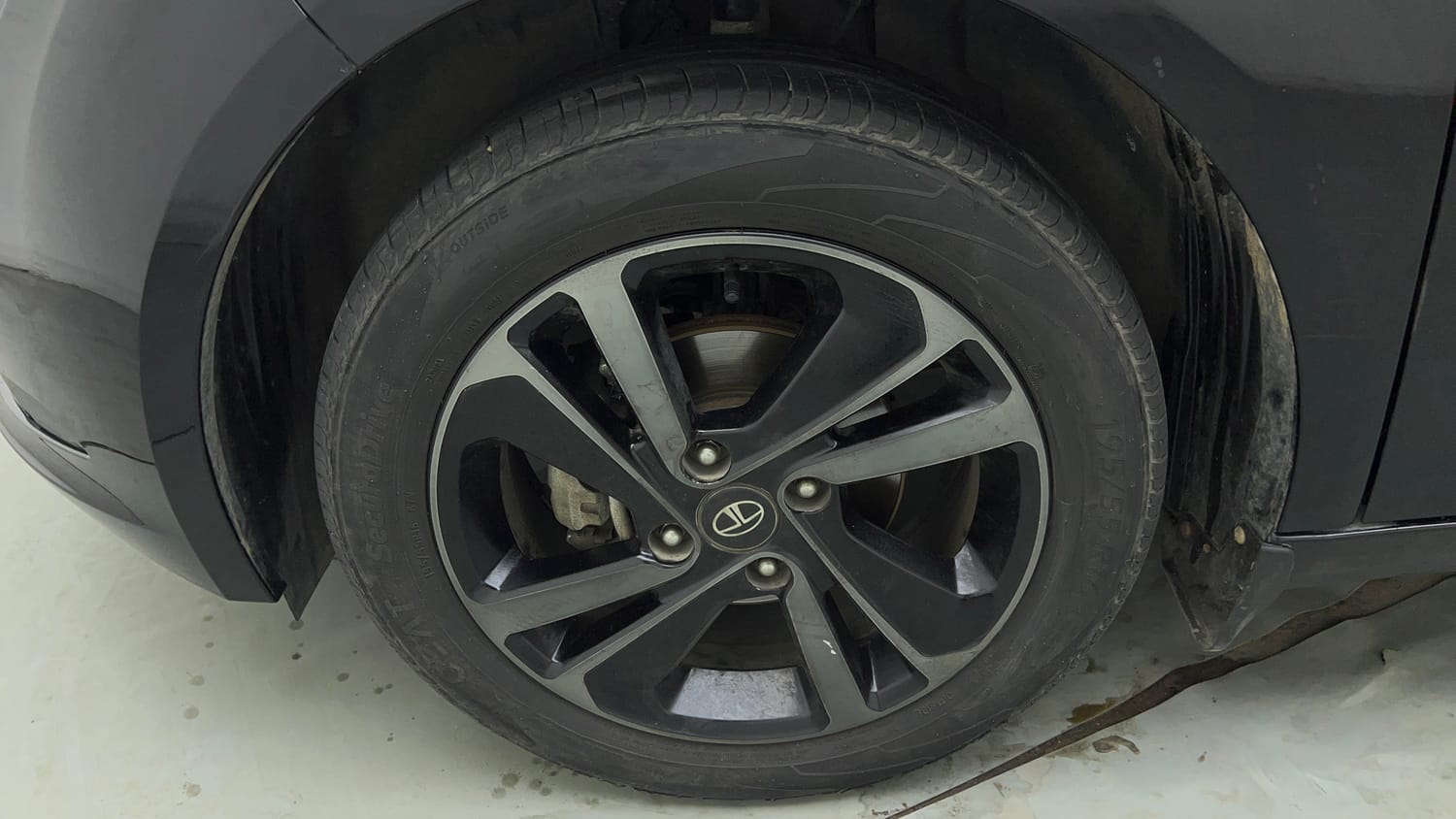 Used 2024 Tata Altroz XZ Plus (S) Dark Edition Diesel Diesel Manual tyres LEFT FRONT TYRE RIM VIEW