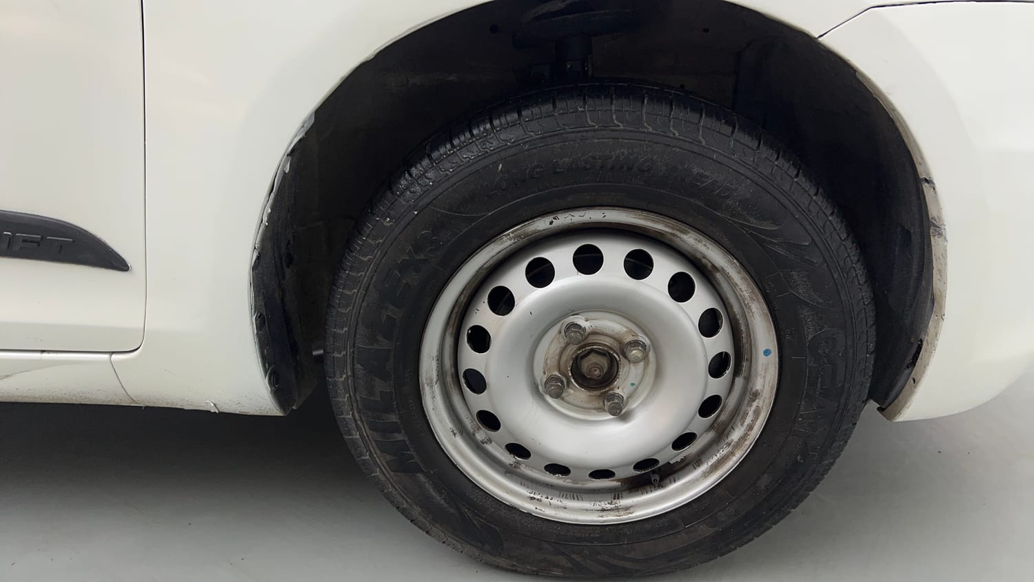 Used 2017 Maruti Suzuki Swift Lxi (O) Petrol Manual tyres RIGHT FRONT TYRE RIM VIEW