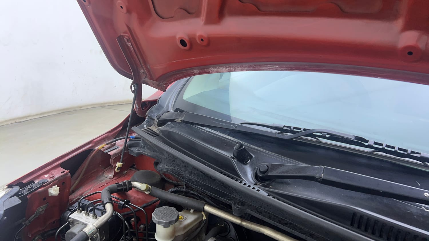 Used 2018 Maruti Suzuki Celerio VXi (O) AMT Petrol Automatic engine ENGINE RIGHT SIDE HINGE & APRON VIEW