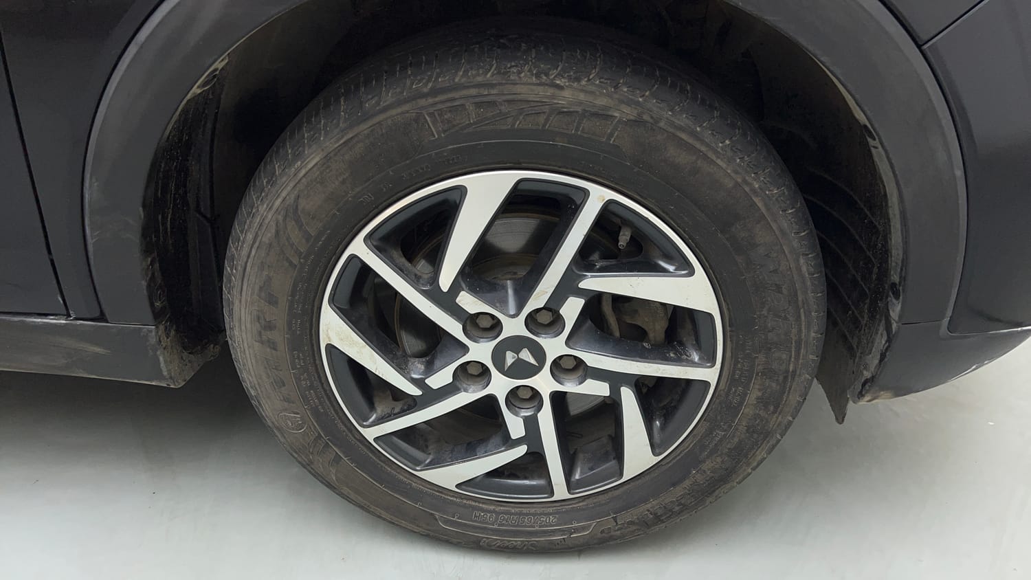 Used 2022 Mahindra XUV 300 W8 (O) 1.5 Diesel Diesel Manual tyres RIGHT FRONT TYRE RIM VIEW
