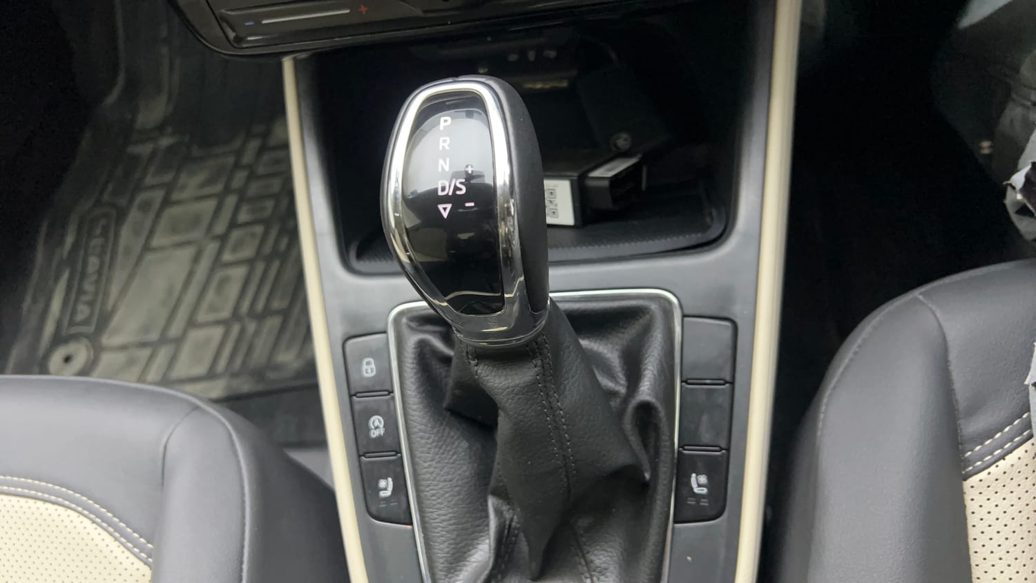 Used 2026 Skoda Slavia Prestige 1.0L TSI AT Petrol Automatic interior GEAR  KNOB VIEW