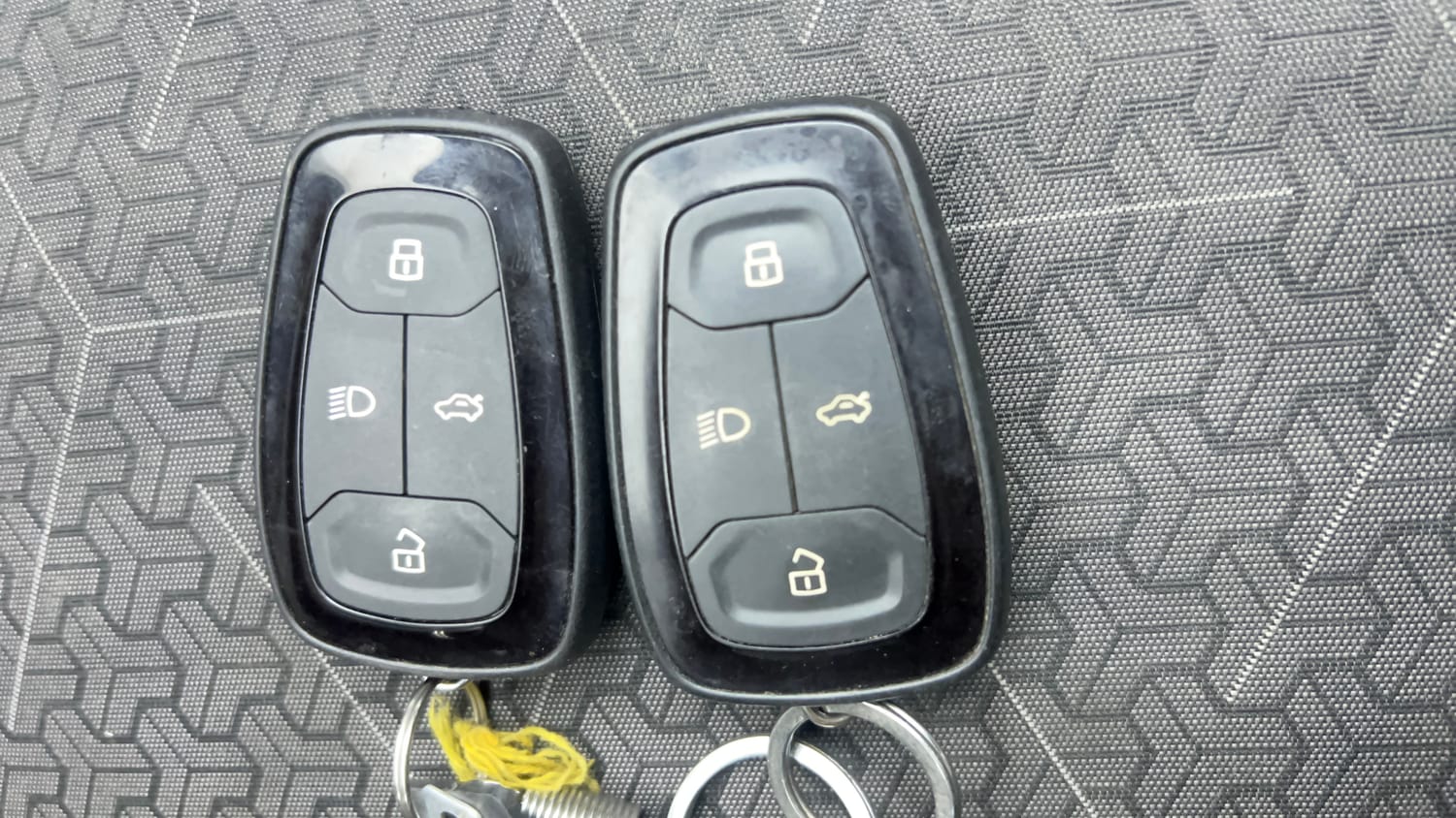 Used 2023 Tata Punch Accomplished Dazzle Sunroof CNG Cng Manual extra CAR KEY VIEW