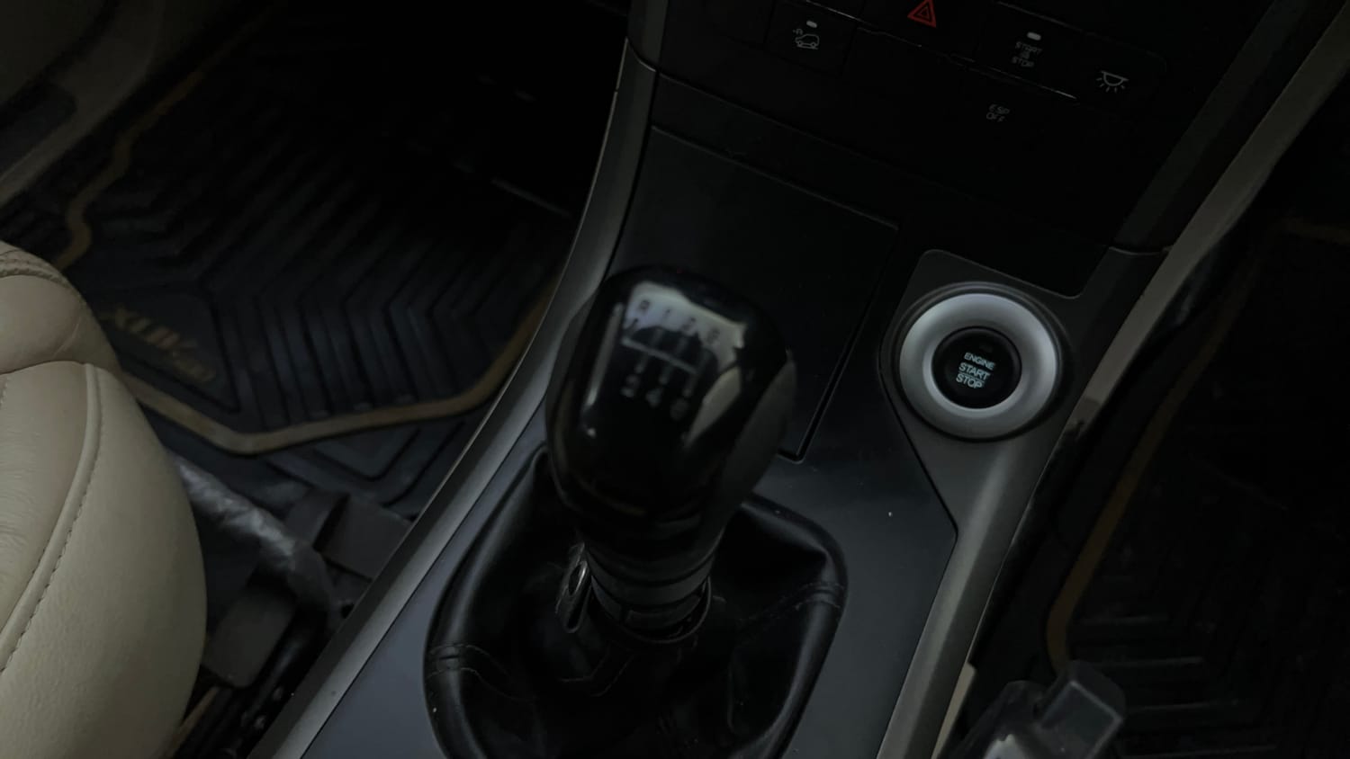 Used 2015 Mahindra XUV500 W10 Diesel Manual interior GEAR  KNOB VIEW