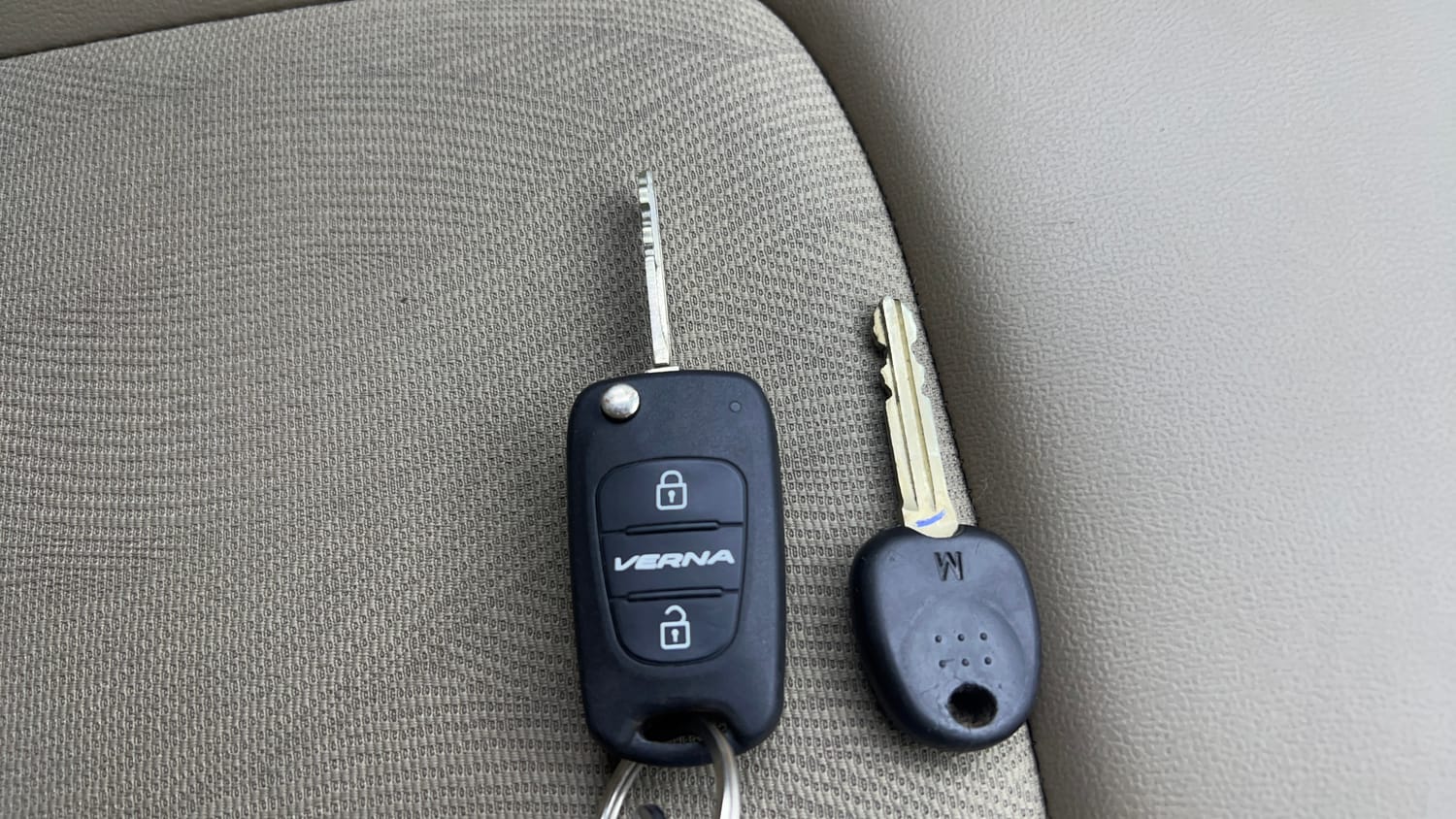 Used 2014 Hyundai i10 Sportz 1.1 iRDE2 Petrol Manual extra CAR KEY VIEW