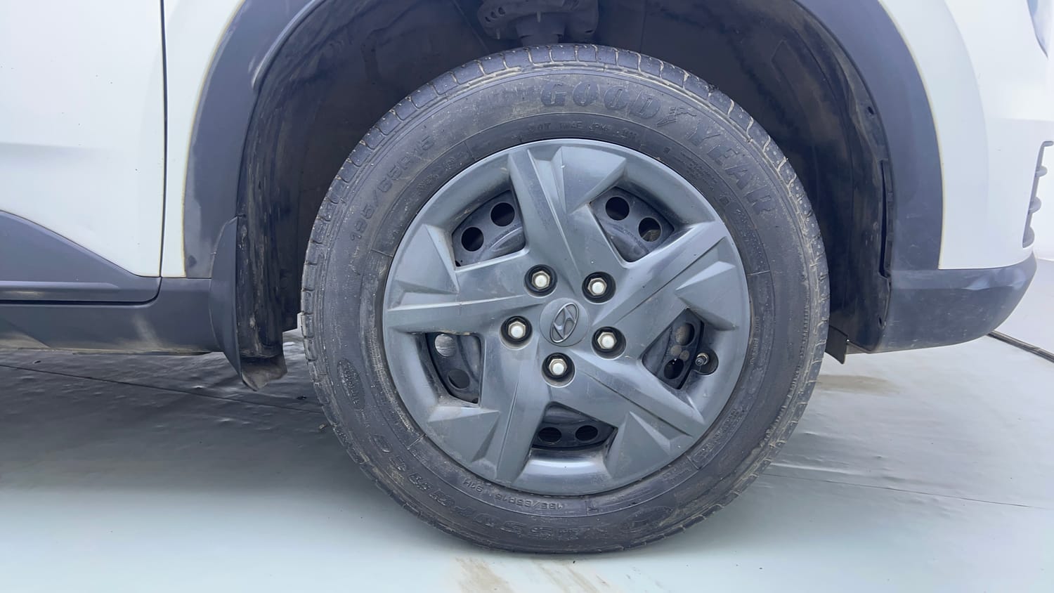 Used 2023 Hyundai Venue SX 1.2 Petrol Petrol Manual tyres RIGHT FRONT TYRE RIM VIEW