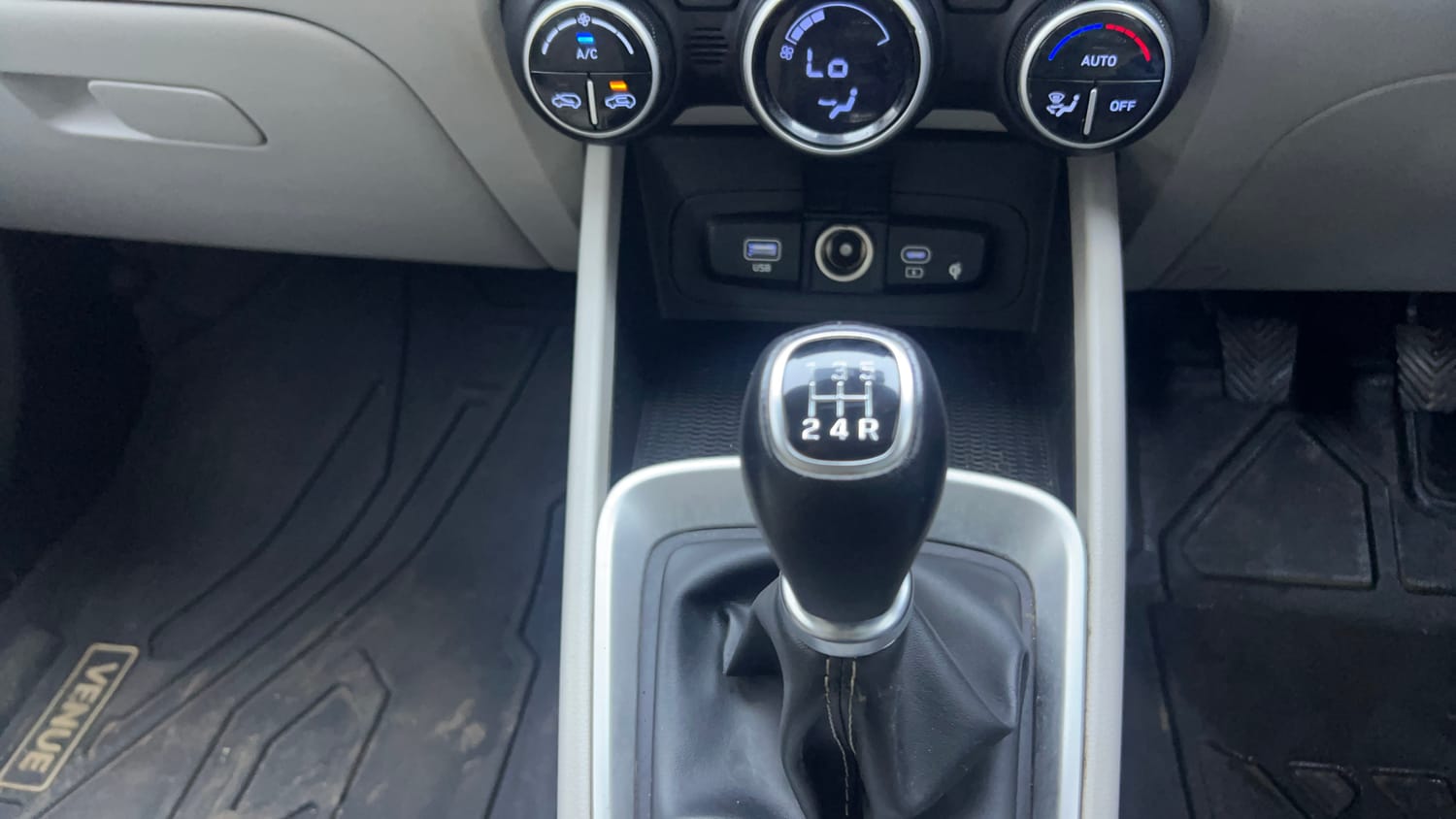 Used 2023 Hyundai Venue SX 1.2 Petrol Petrol Manual interior GEAR  KNOB VIEW