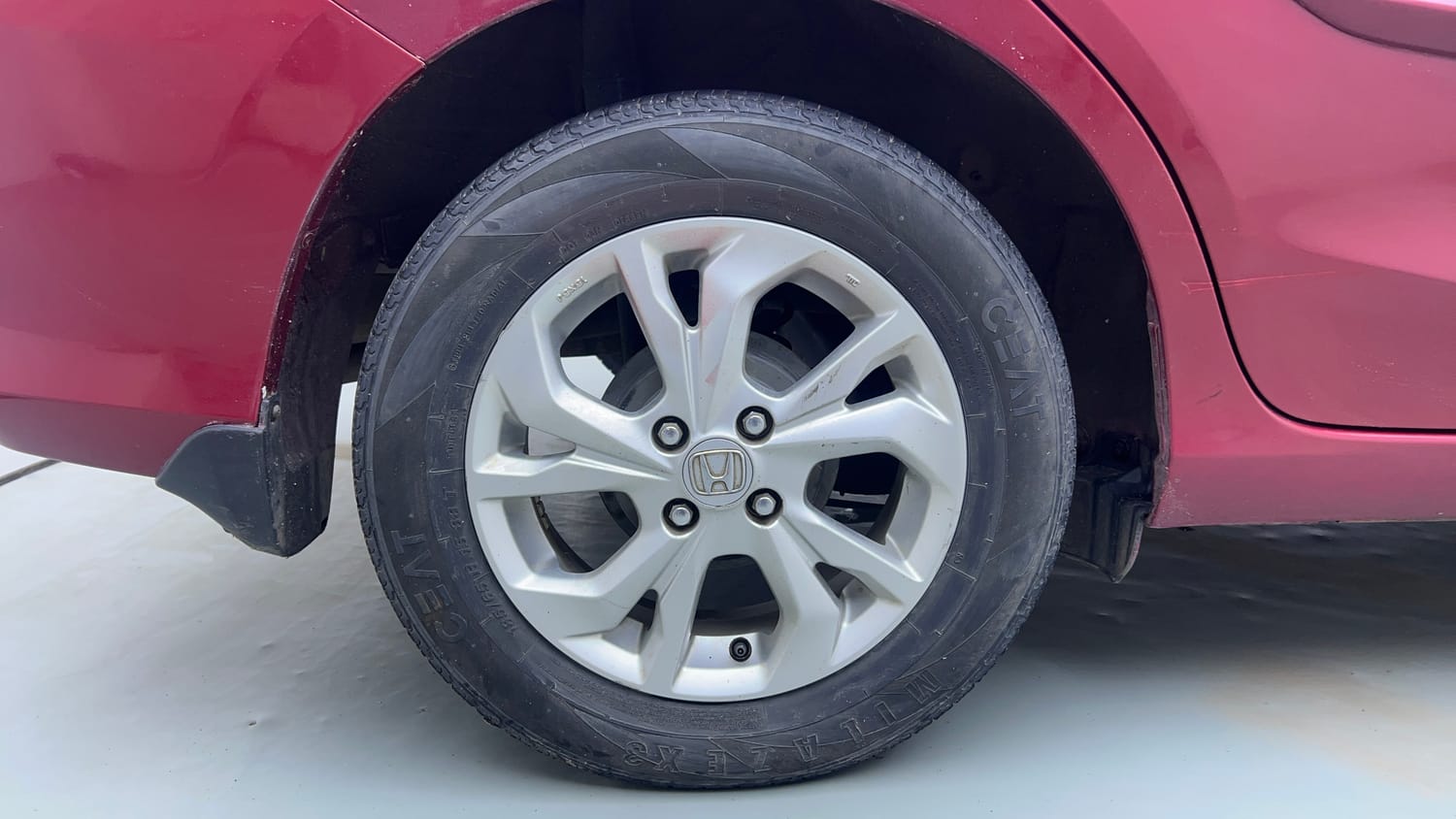Used 2019 Honda Amaze 1.2 VX CVT Petrol Petrol Automatic tyres RIGHT REAR TYRE RIM VIEW