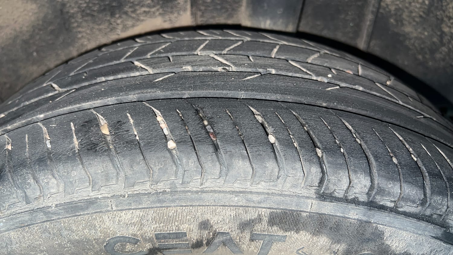 Used 2021 Nissan Magnite XE Petrol Manual tyres LEFT REAR TYRE TREAD VIEW