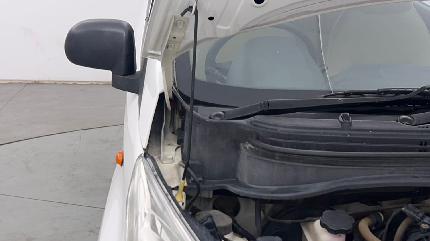 Used 2018 Hyundai Eon Era + AirBag Petrol Manual engine ENGINE RIGHT SIDE HINGE & APRON VIEW