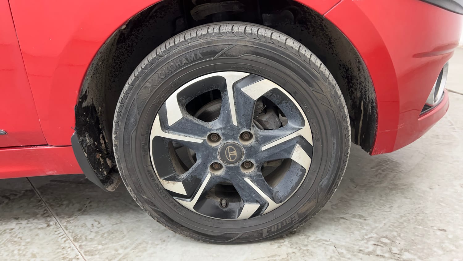 Used 2017 Tata Tiago Revotron XE (O) Petrol Manual tyres RIGHT FRONT TYRE RIM VIEW