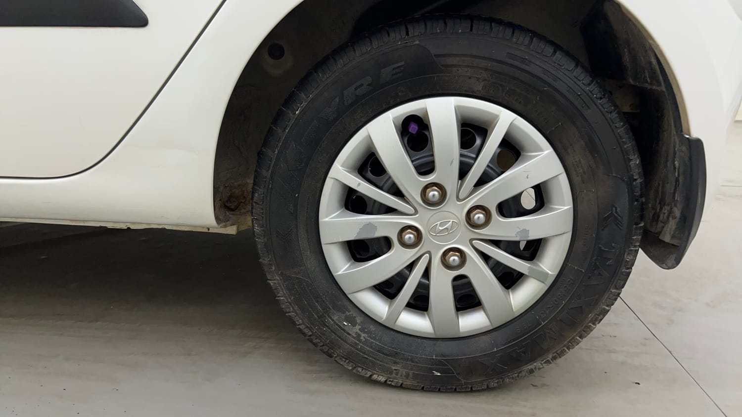 Used 2015 Hyundai i10 Sportz 1.1 iRDE2 Petrol Manual tyres LEFT REAR TYRE RIM VIEW