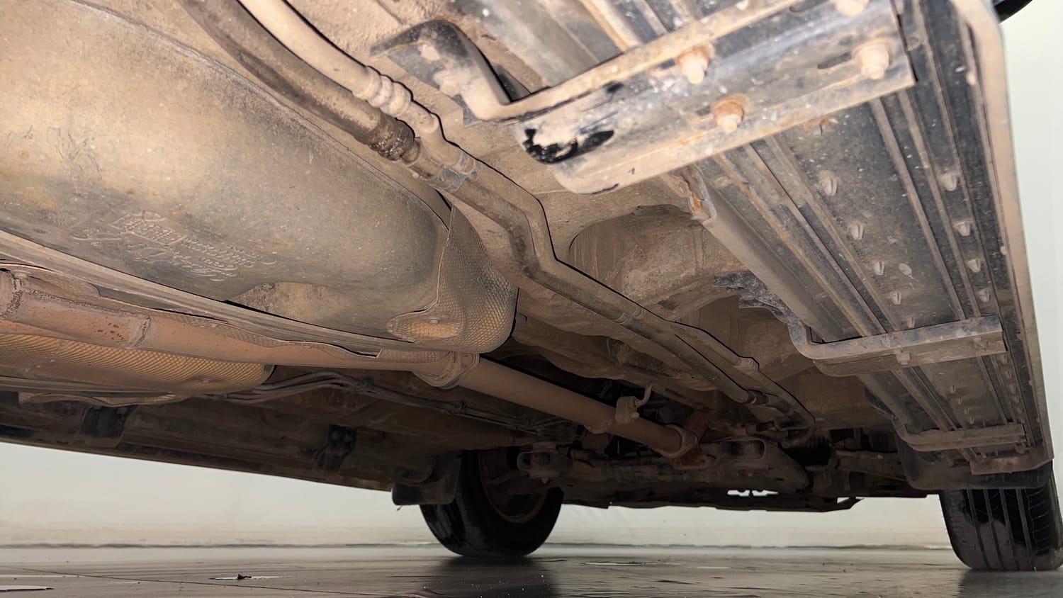 Used 2015 Mahindra XUV500 W10 Diesel Manual extra REAR RIGHT UNDERBODY VIEW