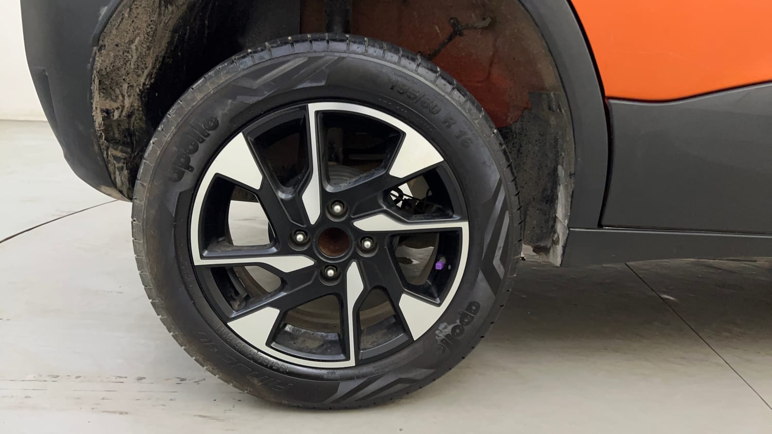 Used 2026 Tata Punch Creative Dual Tone AMT Sunroof Petrol Automatic tyres RIGHT REAR TYRE RIM VIEW