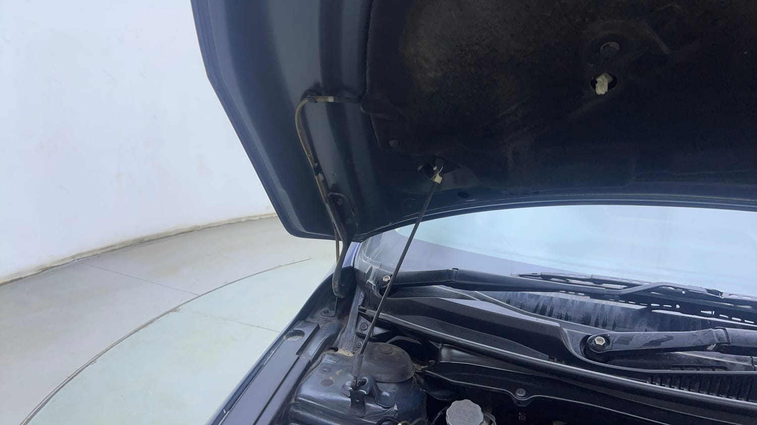 Used 2017 Maruti Suzuki Ciaz Alpha 1.4 AT Petrol Automatic engine ENGINE RIGHT SIDE HINGE & APRON VIEW