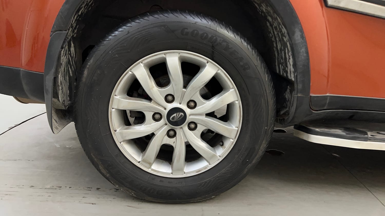 Used 2015 Mahindra XUV500 W10 Diesel Manual tyres RIGHT REAR TYRE RIM VIEW