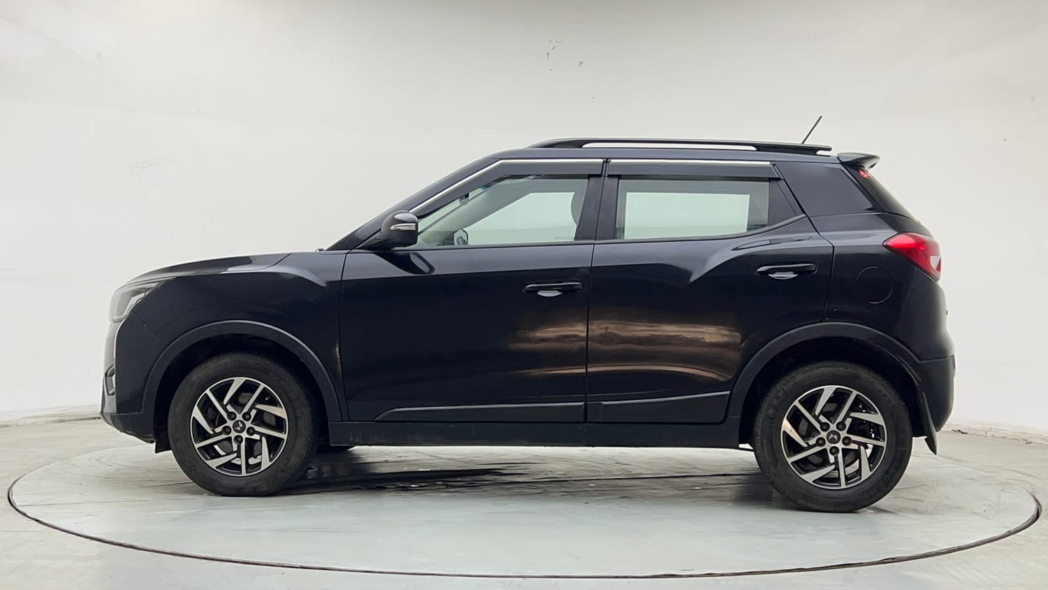 Used 2022 Mahindra XUV 300 W8 (O) 1.5 Diesel Diesel Manual exterior LEFT SIDE VIEW