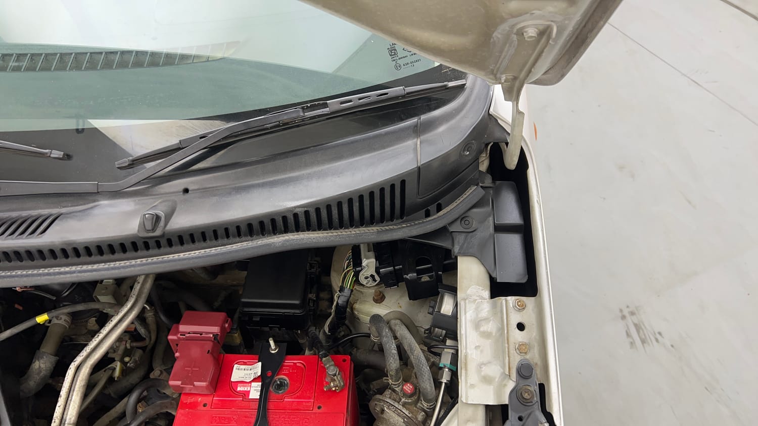 Used 2013 Maruti Suzuki Wagon R LXI CNG Cng Manual engine ENGINE LEFT SIDE HINGE & APRON VIEW