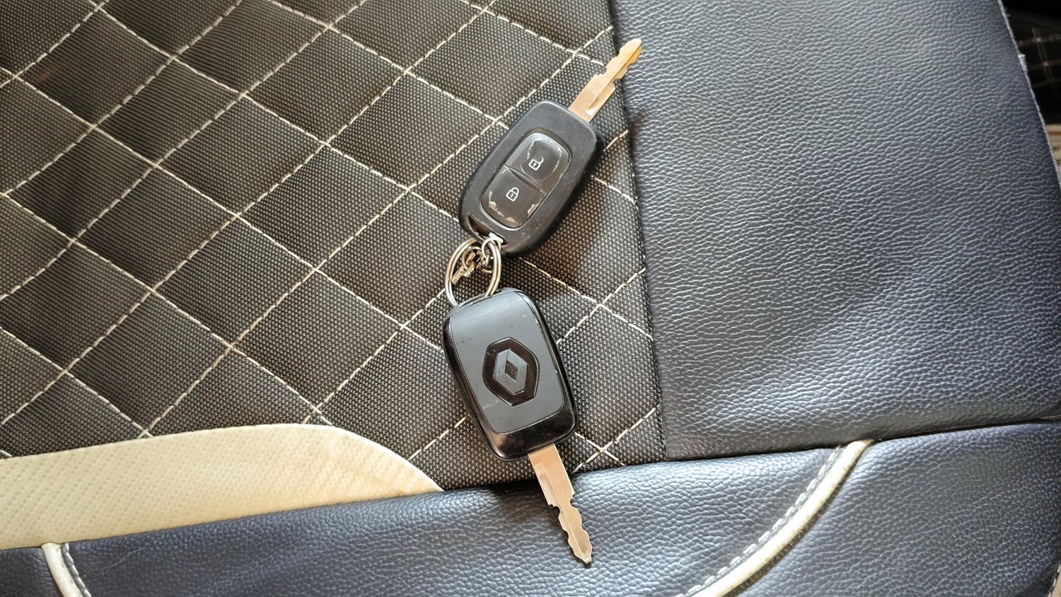 Used 2024 Renault Kwid CLIMBER 1.0 AMT Dual Tone Petrol Automatic extra CAR KEY VIEW