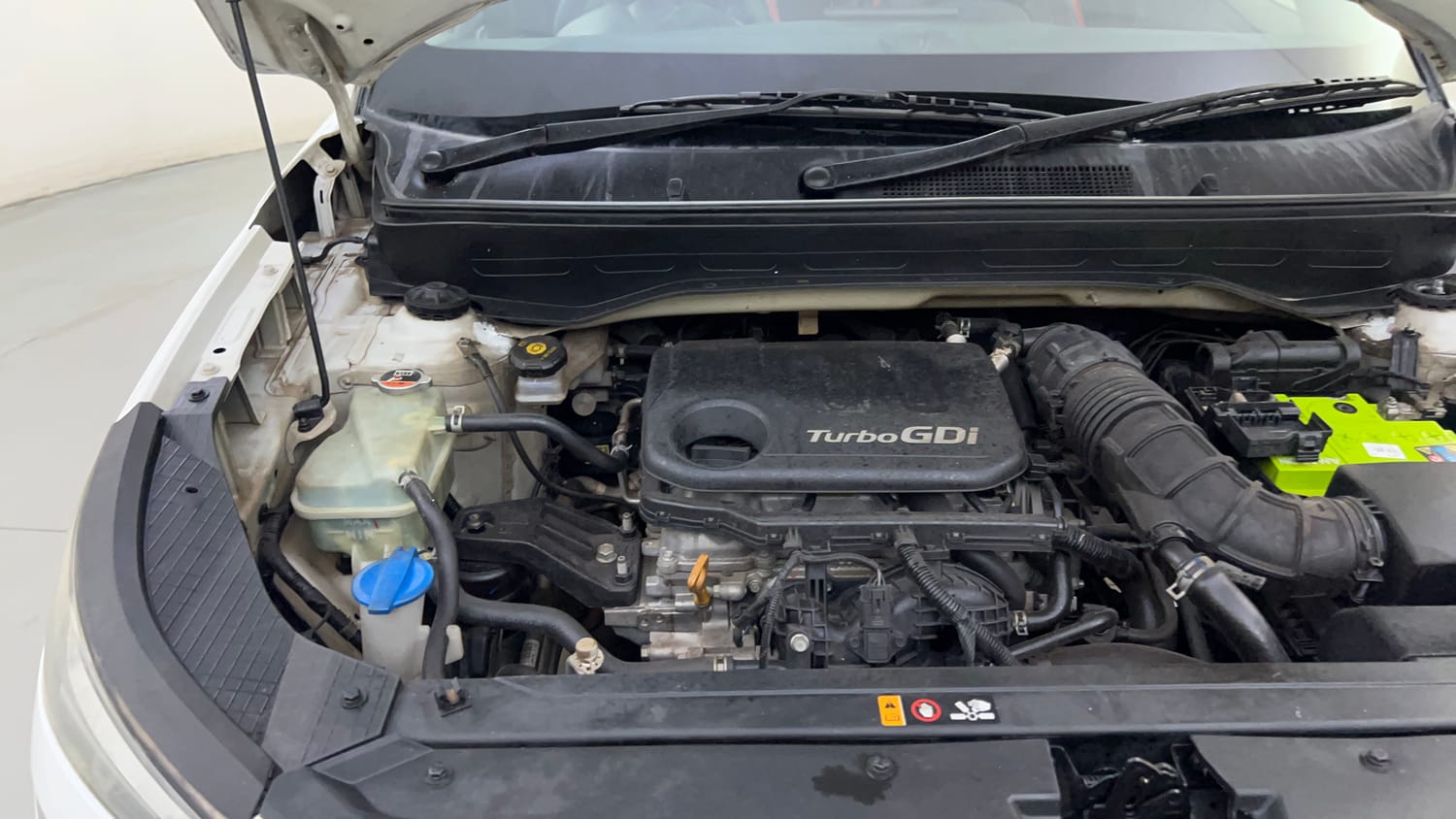 Used 2020 Hyundai Venue SX 1.0 Turbo Petrol Manual engine ENGINE RIGHT SIDE HINGE & APRON VIEW